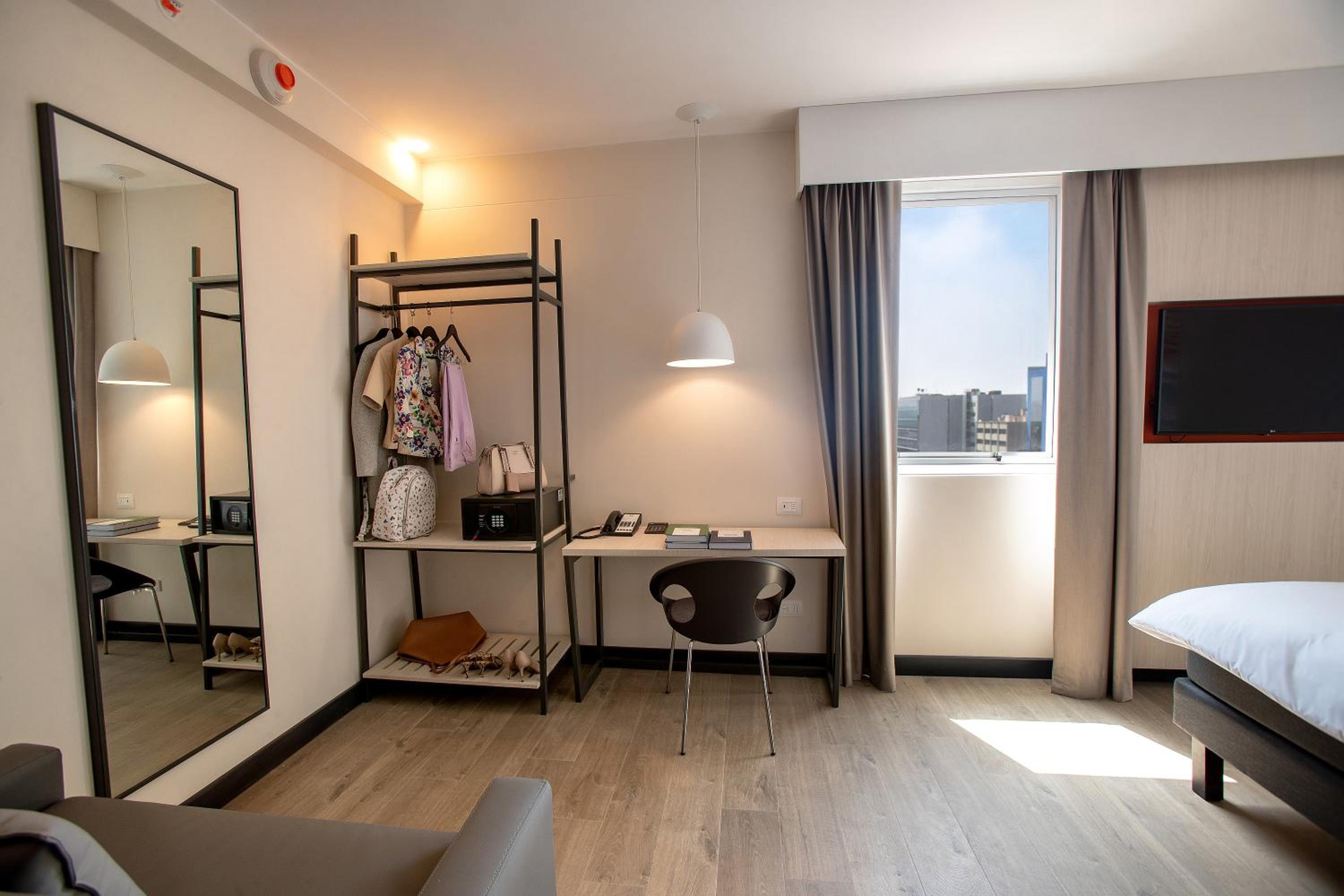 Queen Room with Sofa Bed - Photo 3