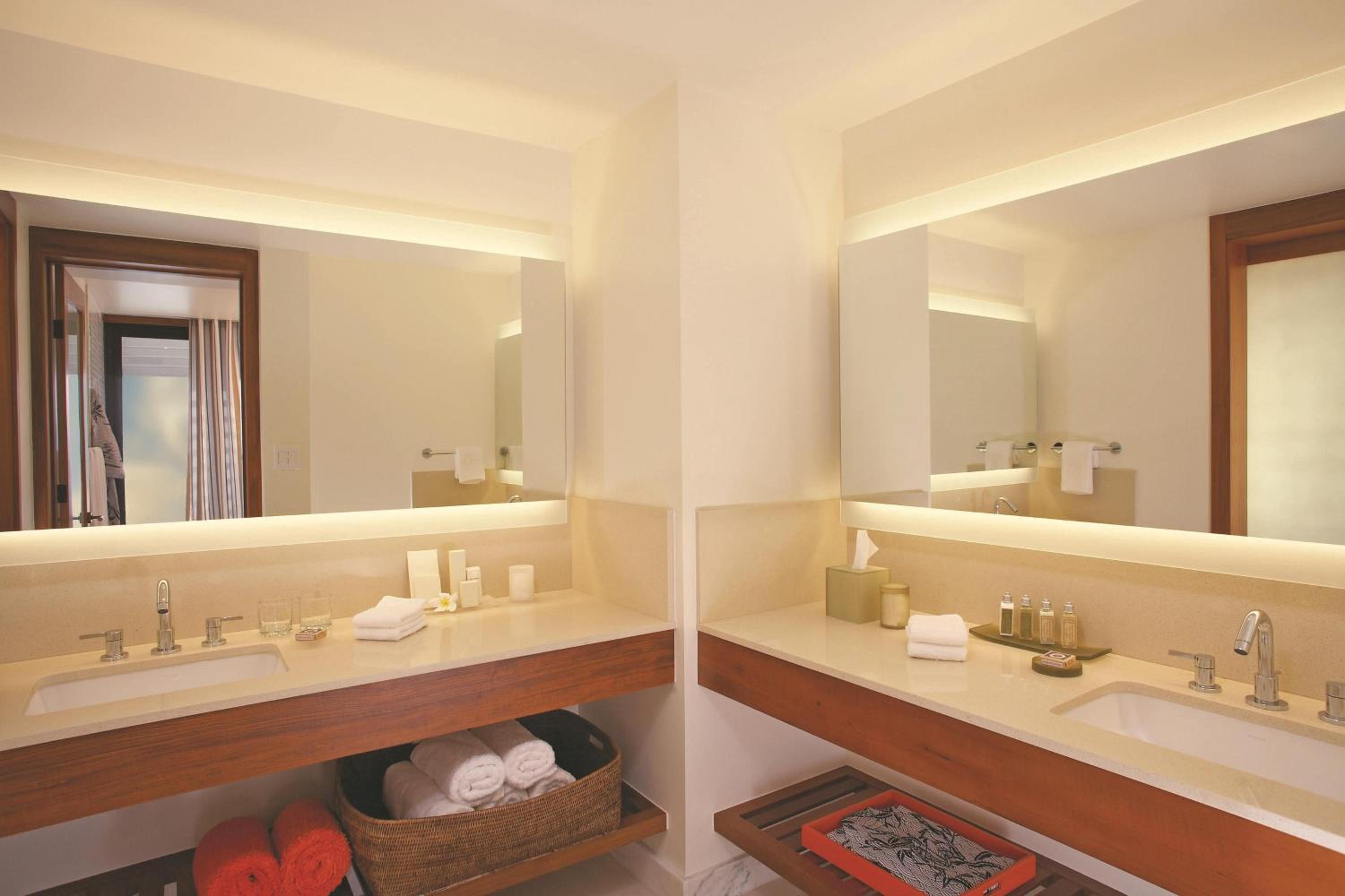 Ocean Front Deluxe Room - Photo 4