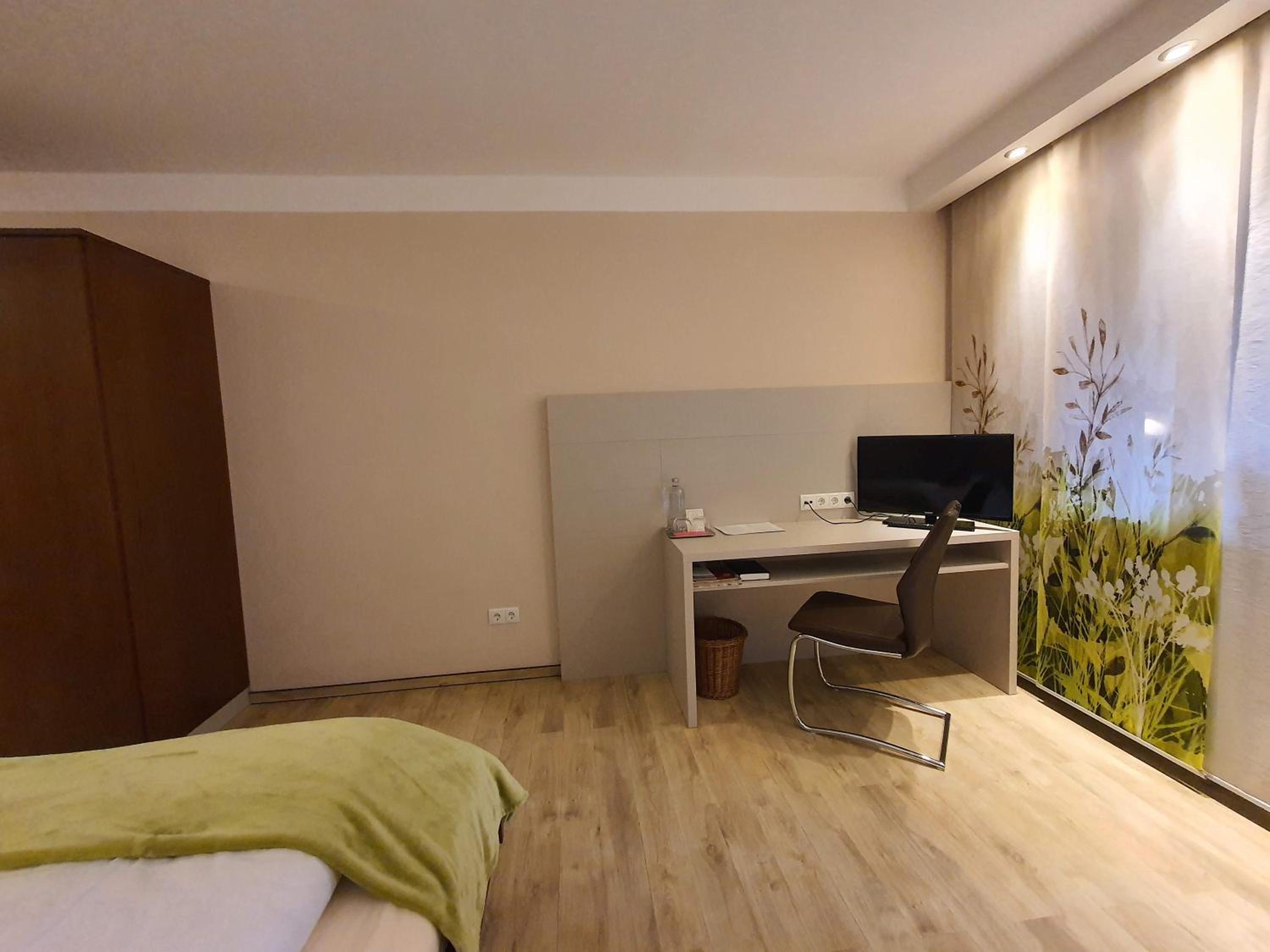 Twin Room with Balcony - Photo 5