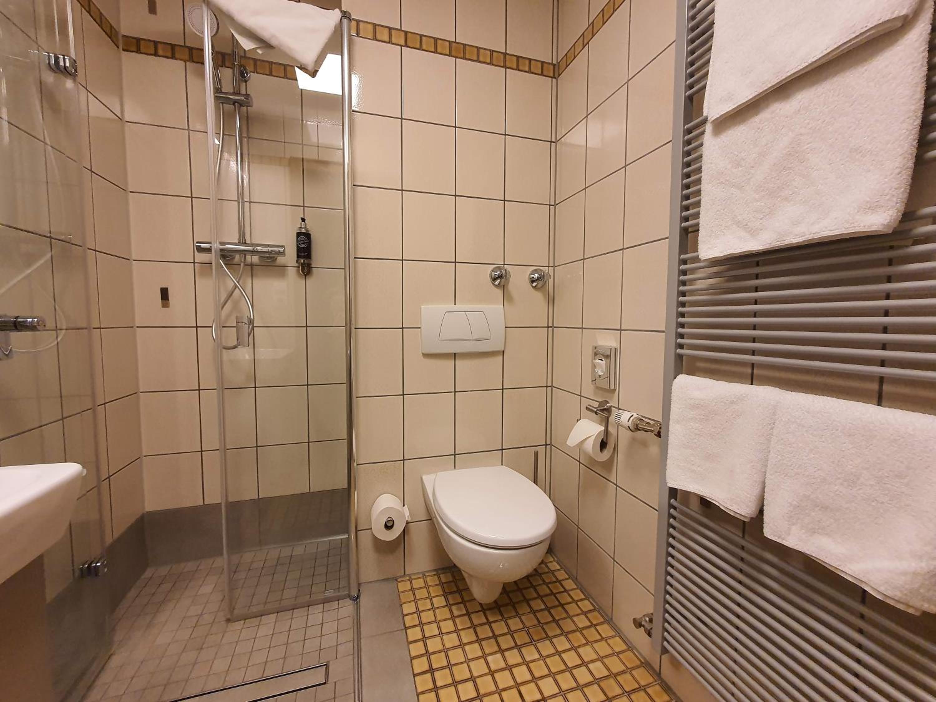 Twin Room with Balcony - Photo 3