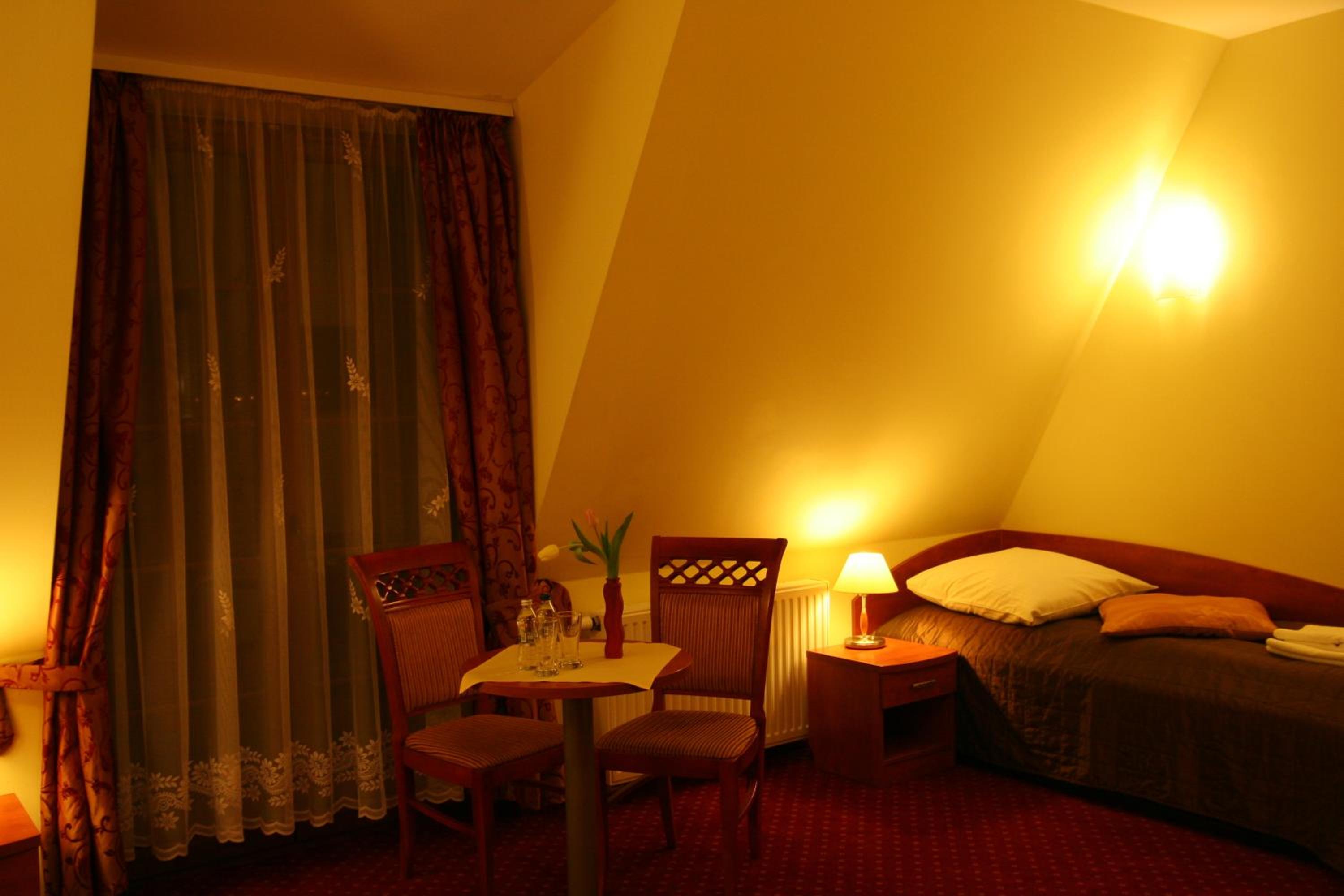Standard Twin Room - Photo 6