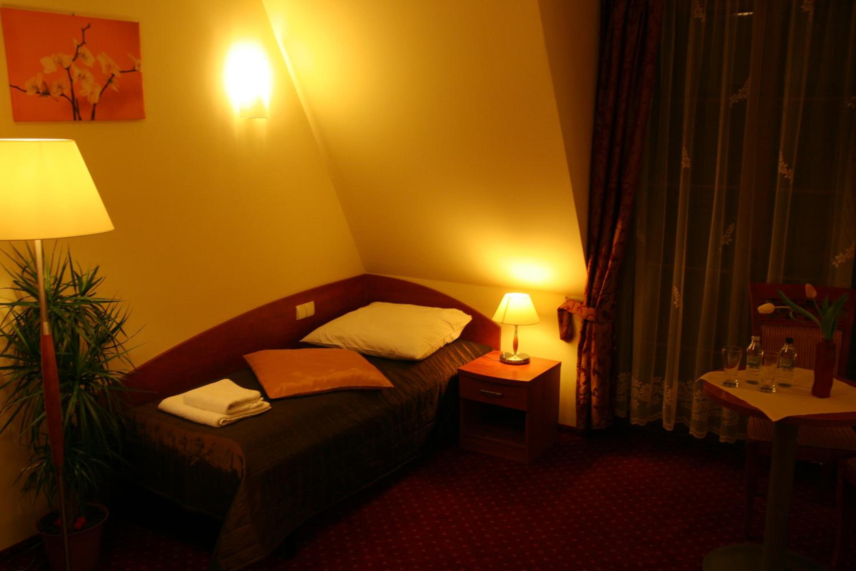 Standard Twin Room - Photo 4