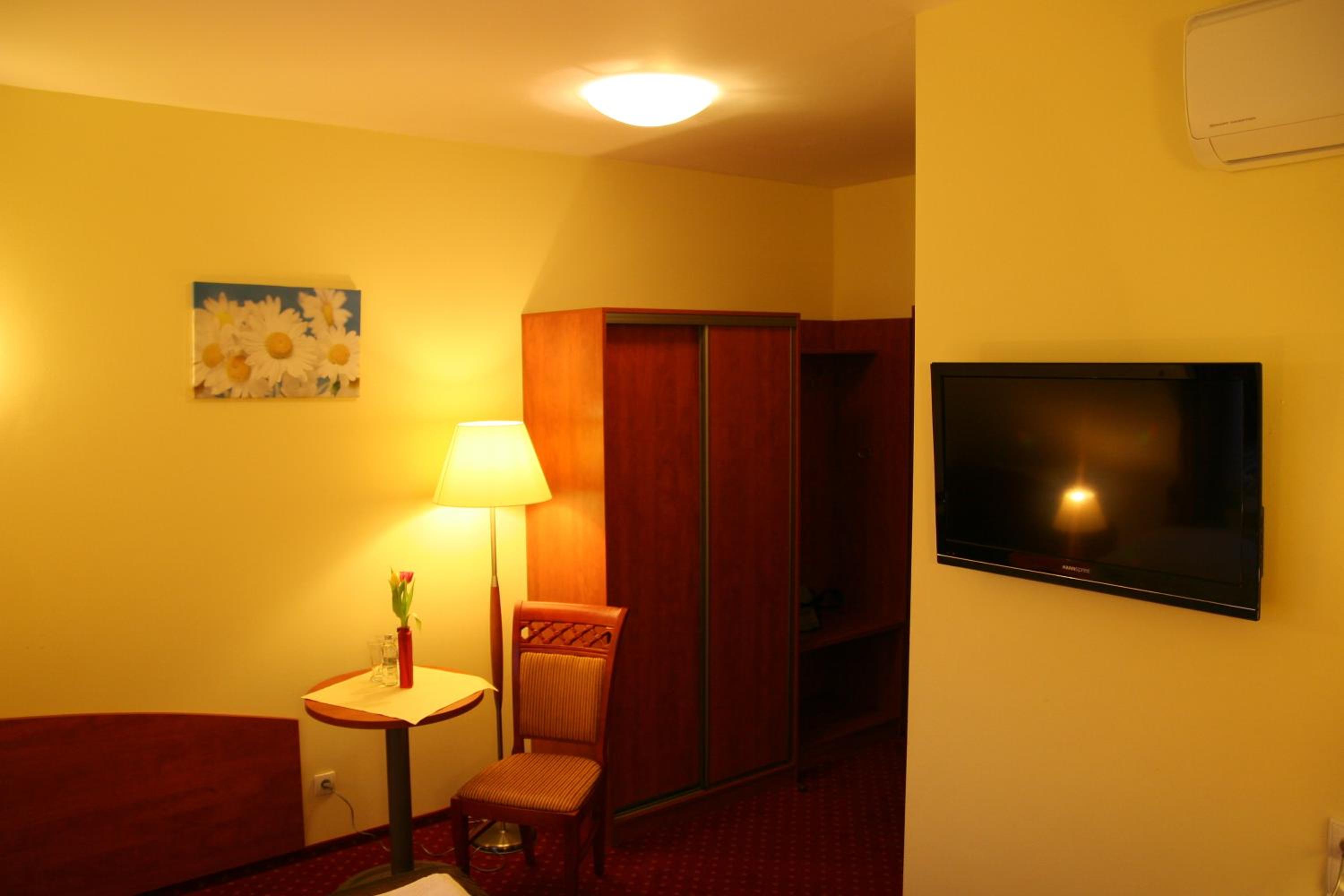 Standard Twin Room - Photo 14