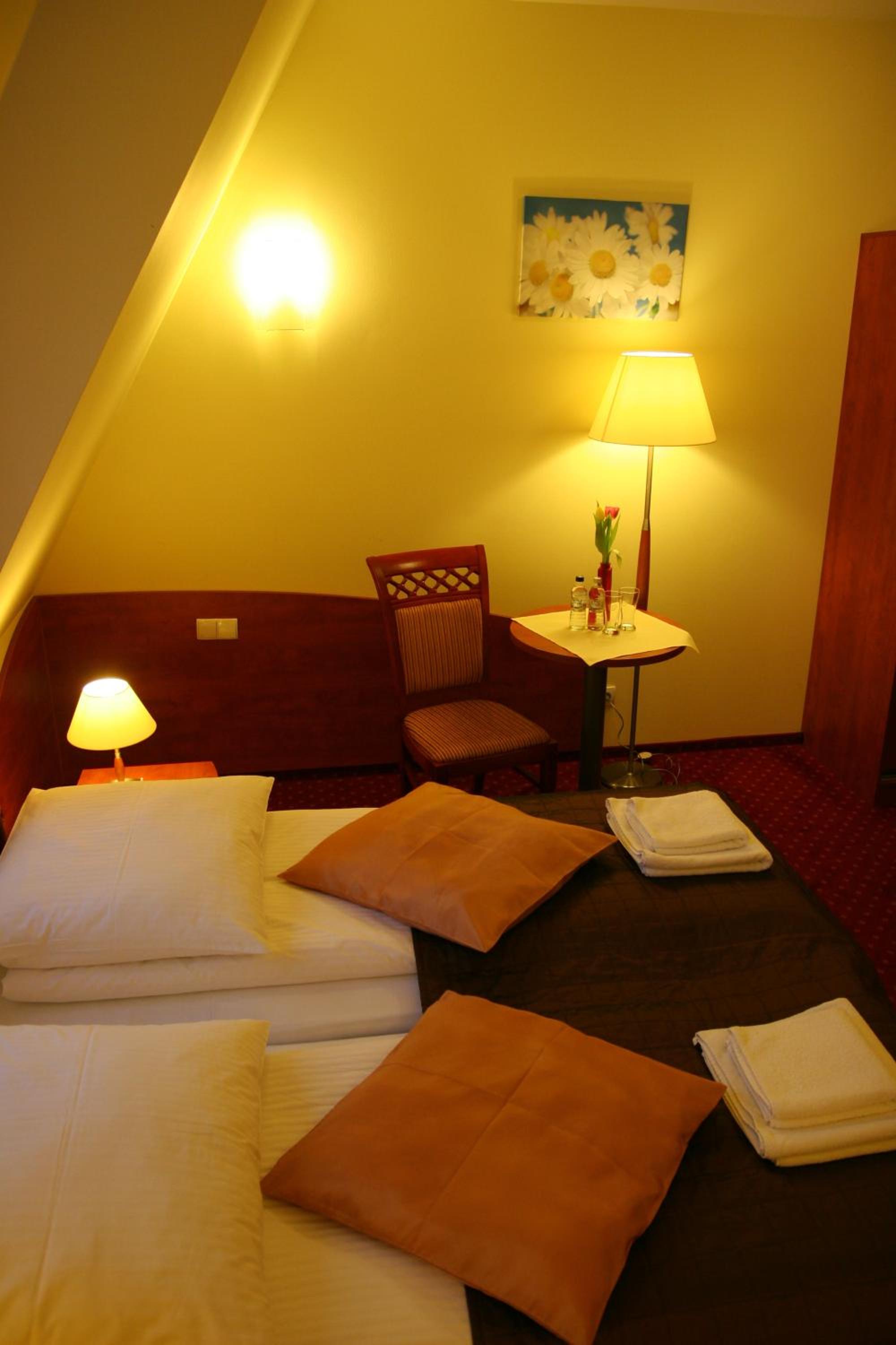 Standard Twin Room - Photo 15