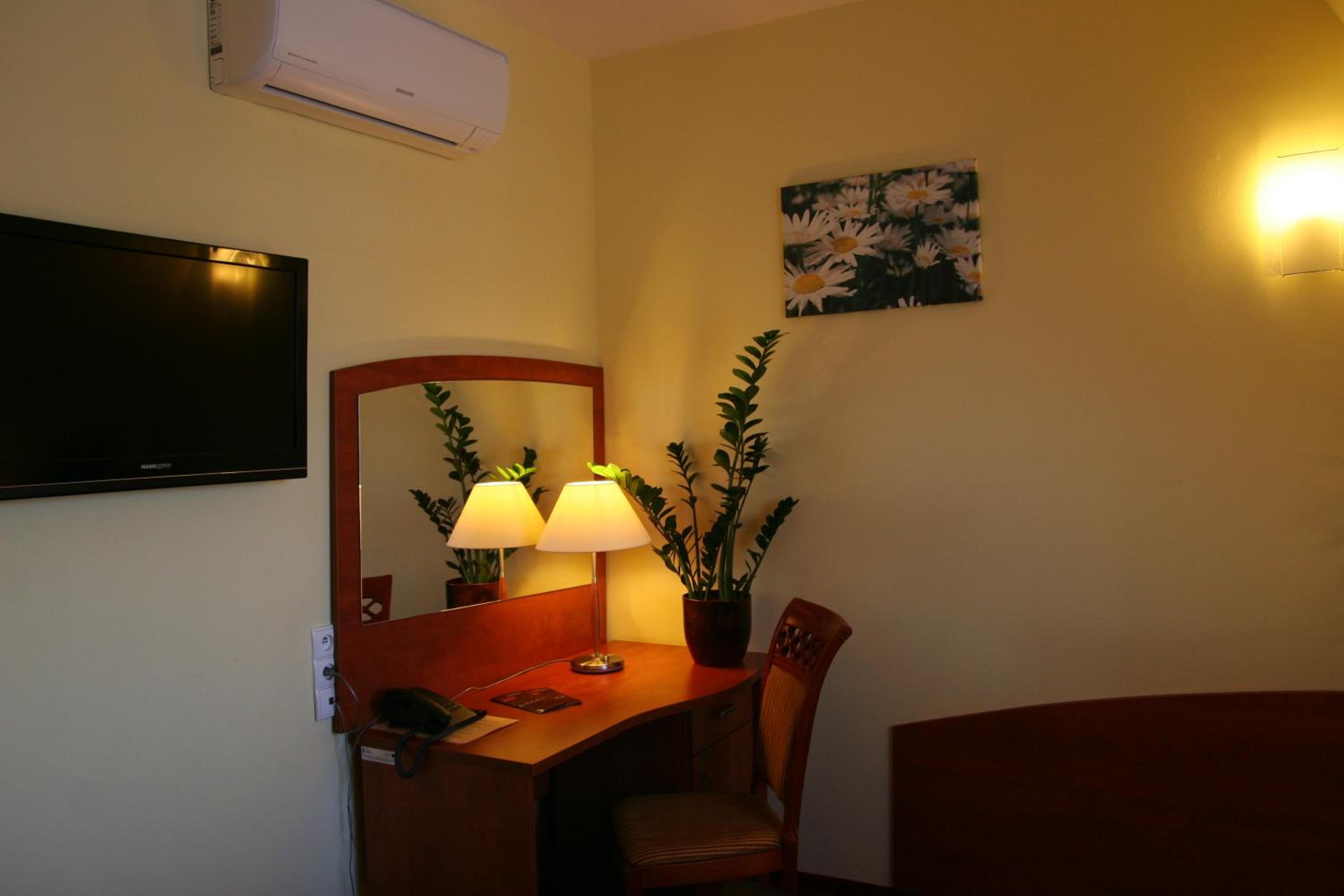 Standard Twin Room - Photo 16