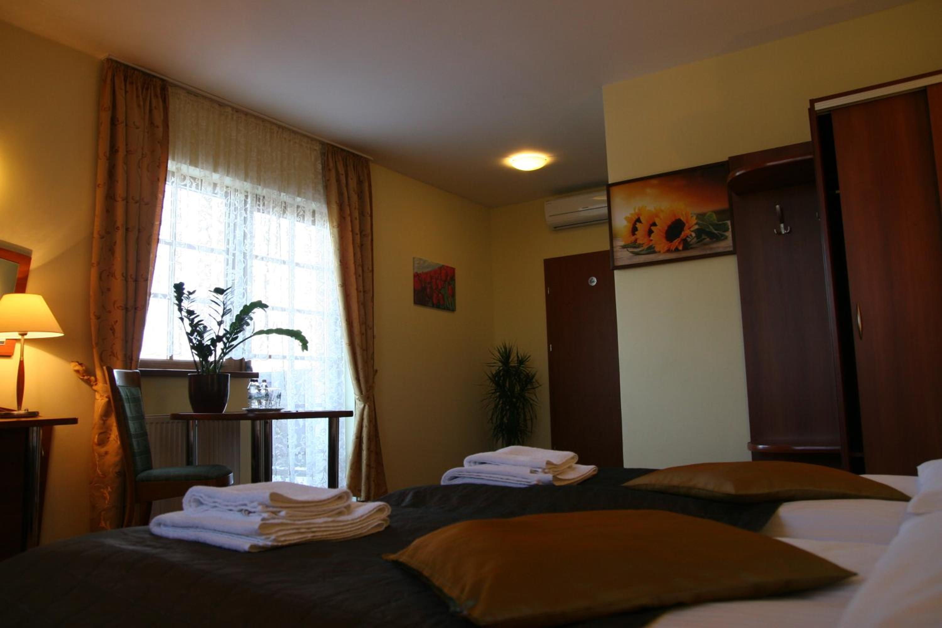 Standard Twin Room - Photo 21