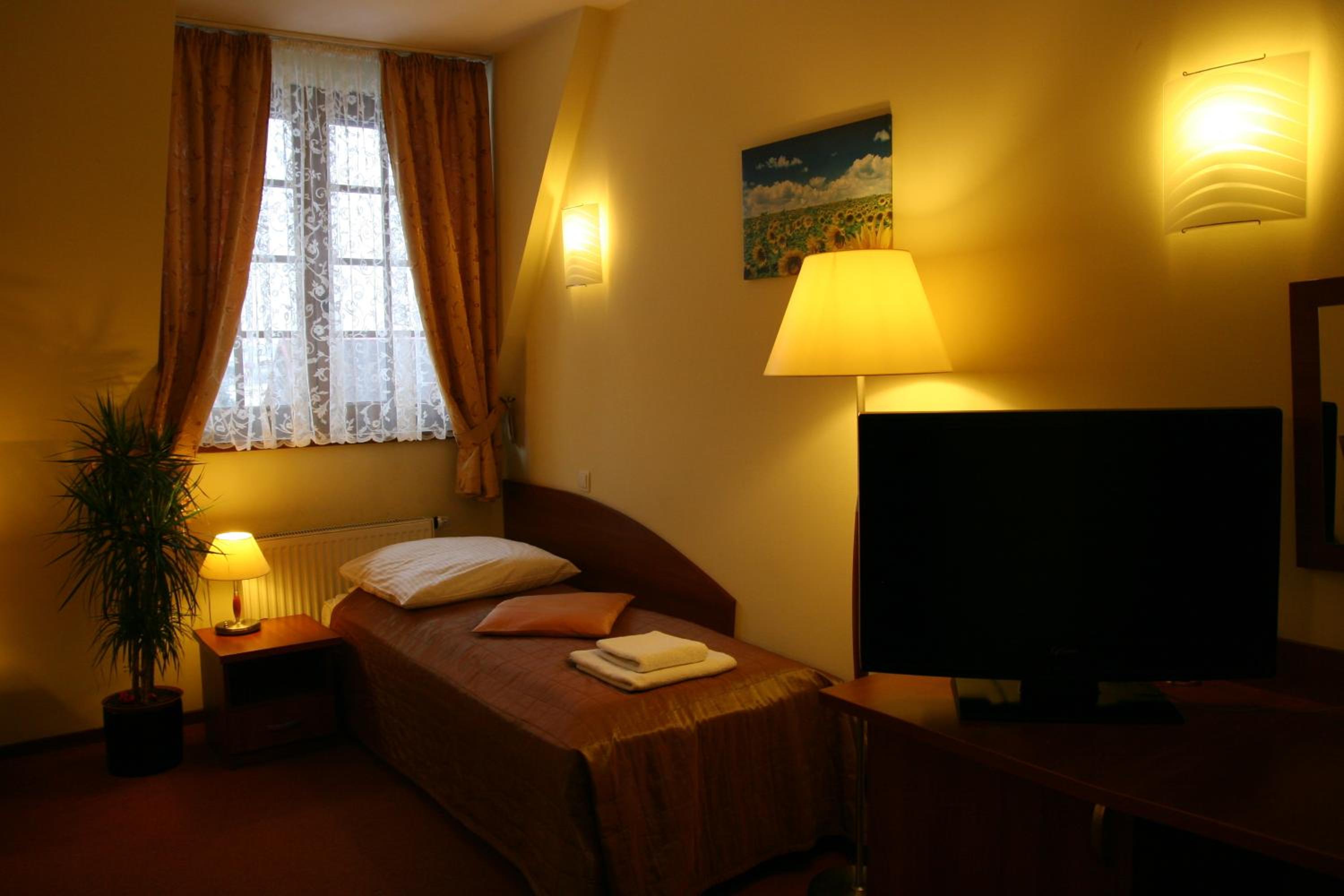 Standard Twin Room - Photo 20