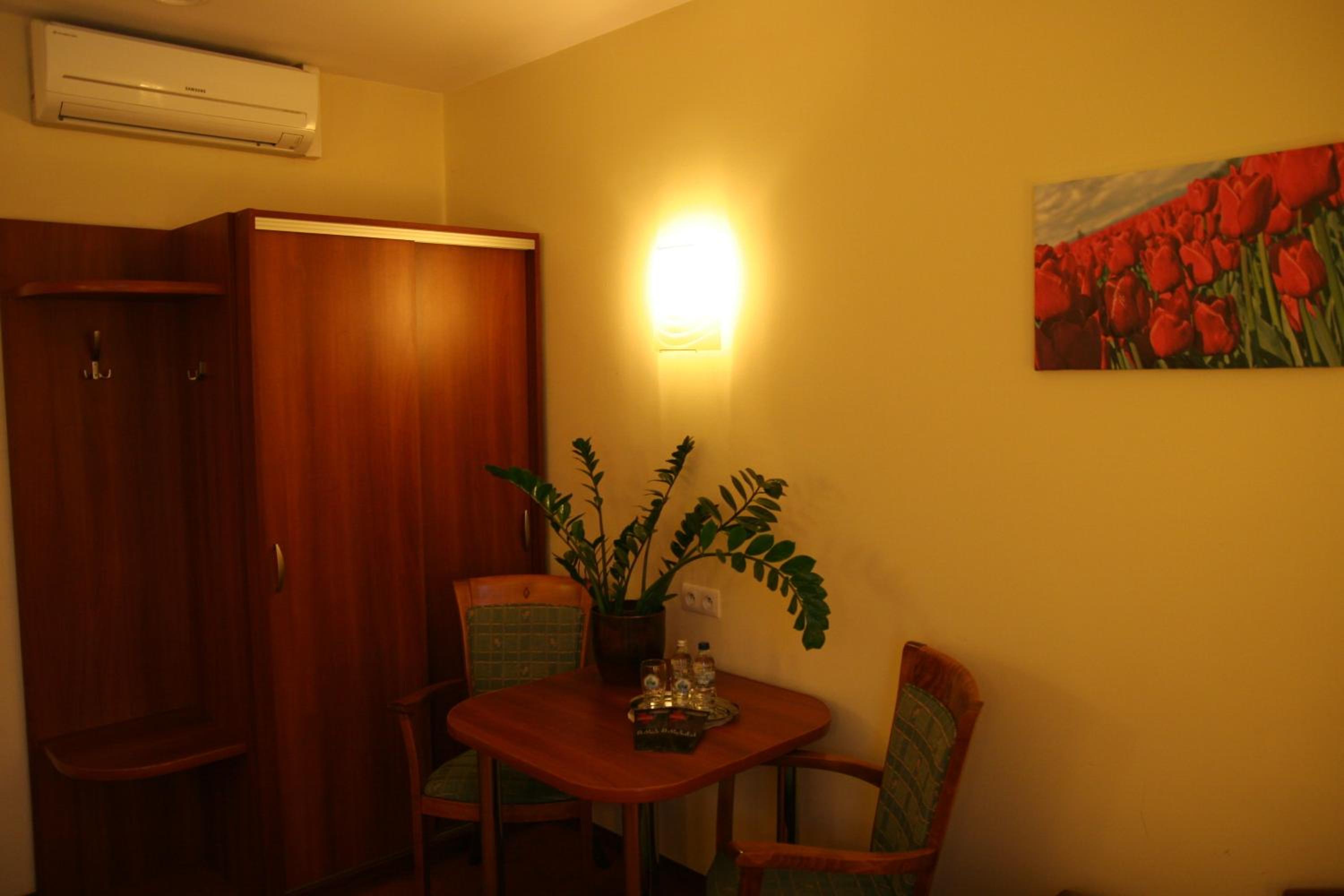 Standard Twin Room - Photo 17
