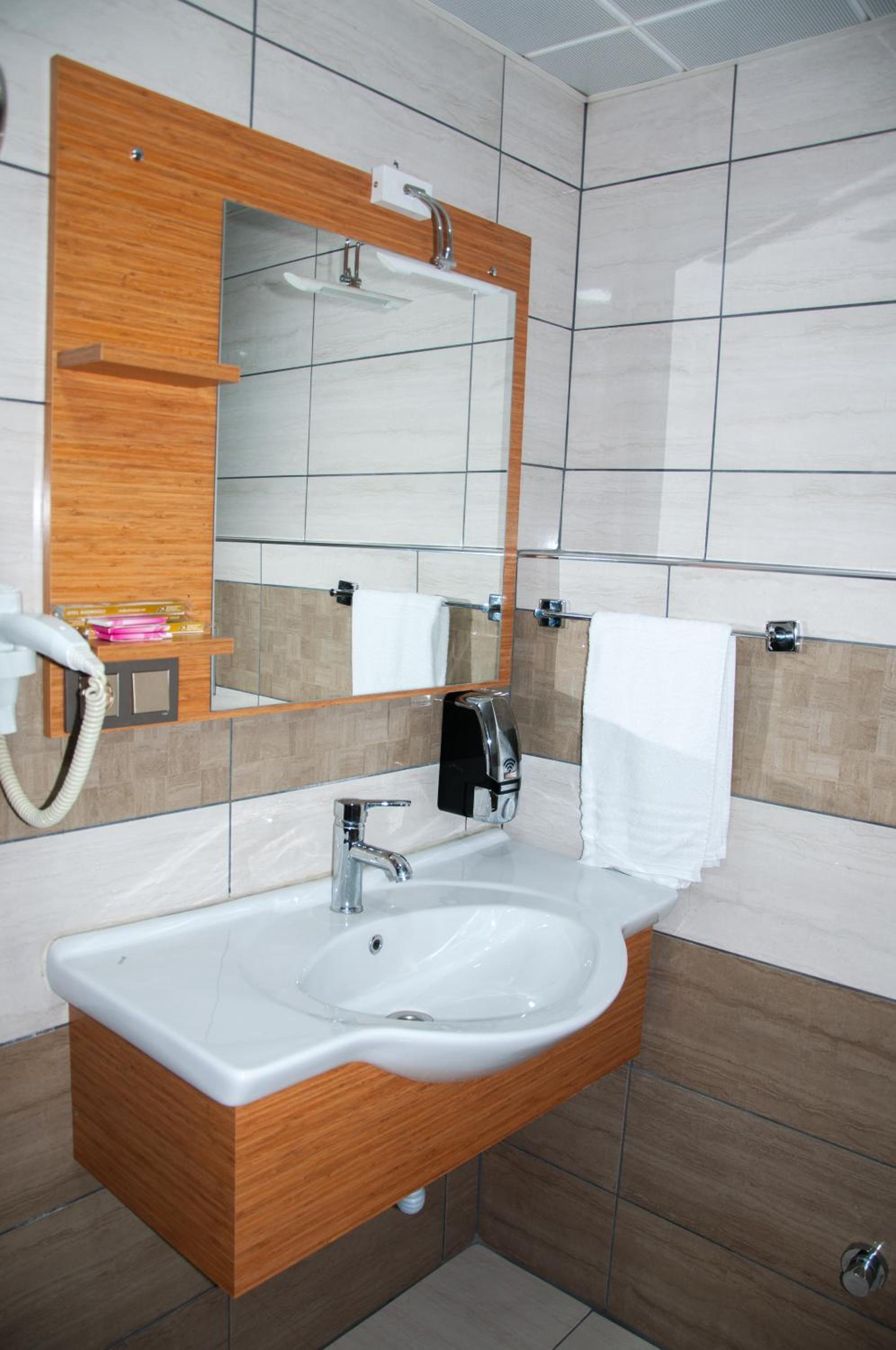 Standard Double Room - Photo 2