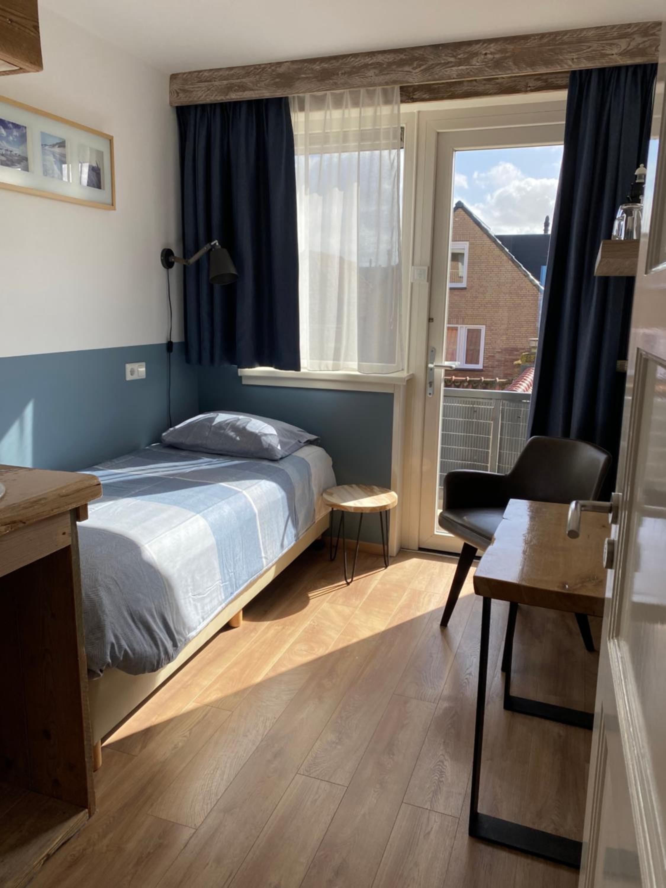Small Single Room with Shared Bathroom photo 1
