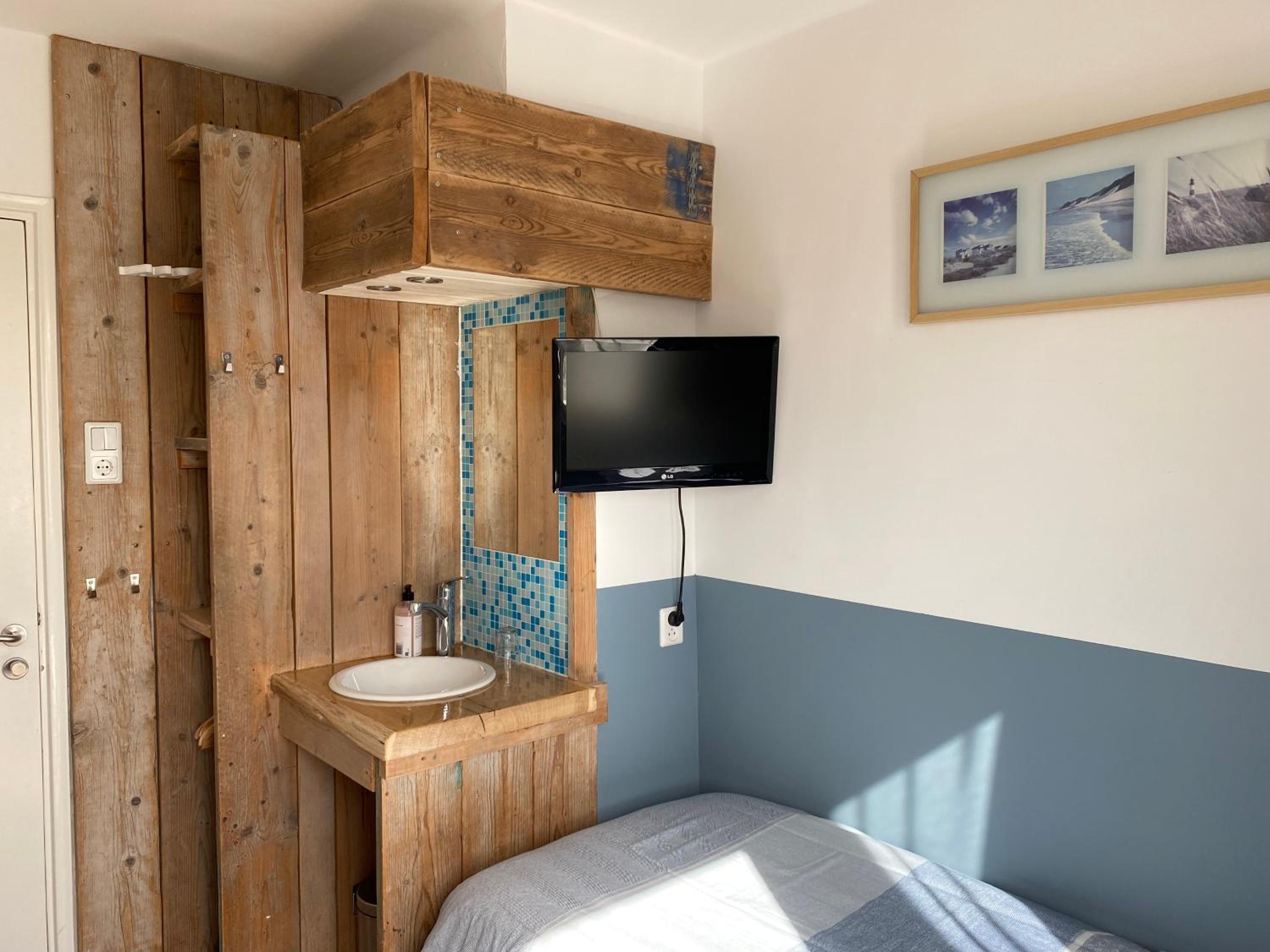 Small Single Room with Shared Bathroom photo 3