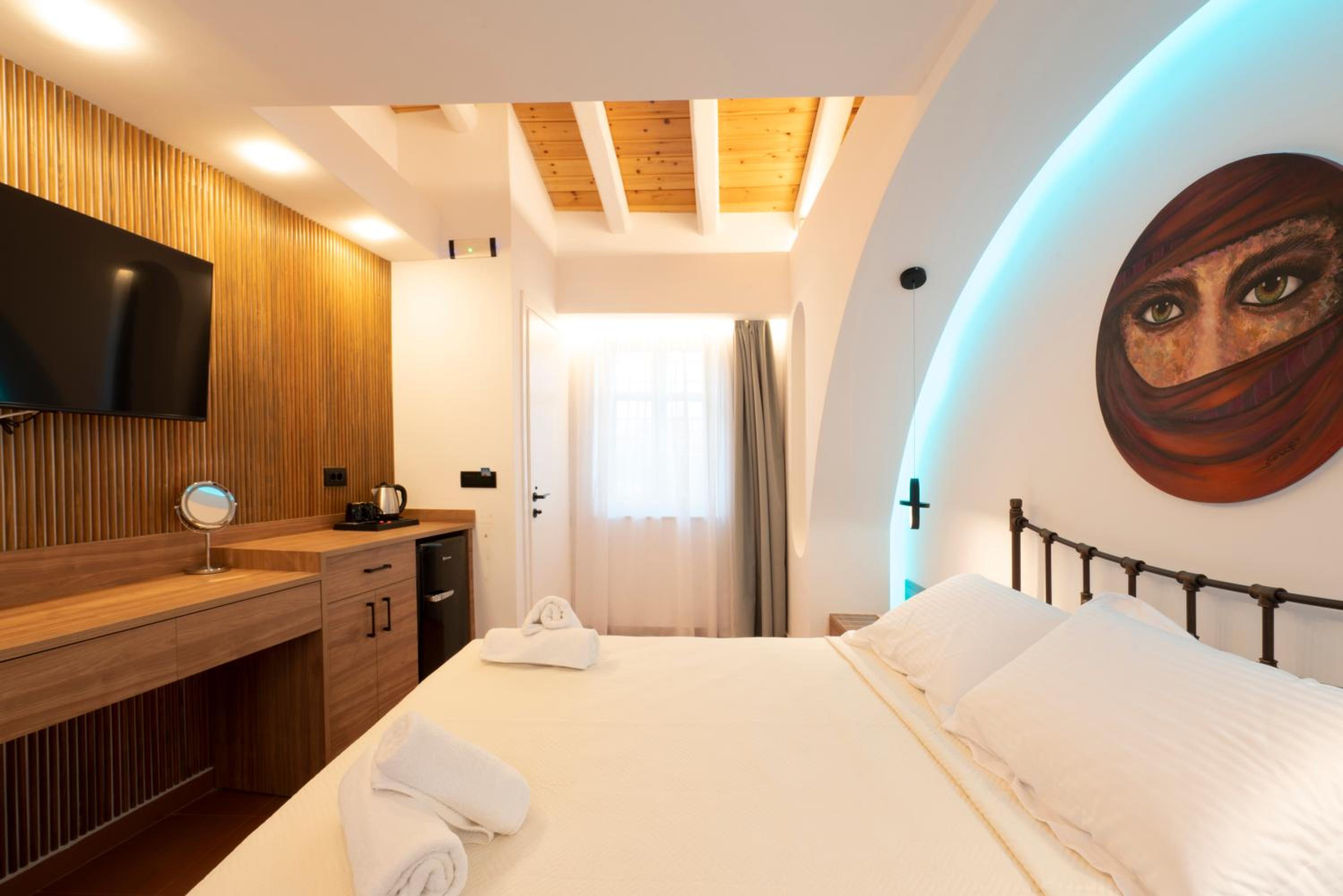 Deluxe Double Room with Shower - Photo 6
