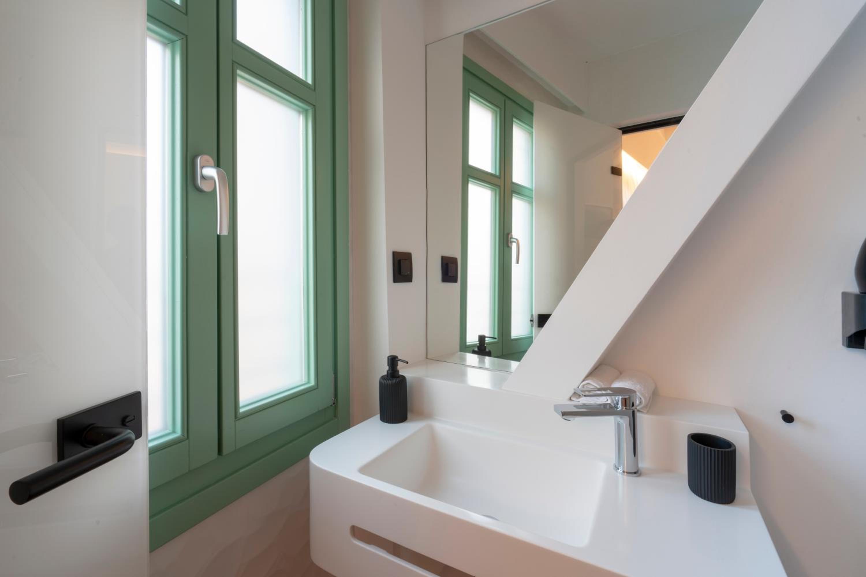 Deluxe Double Room with Shower - Photo 9