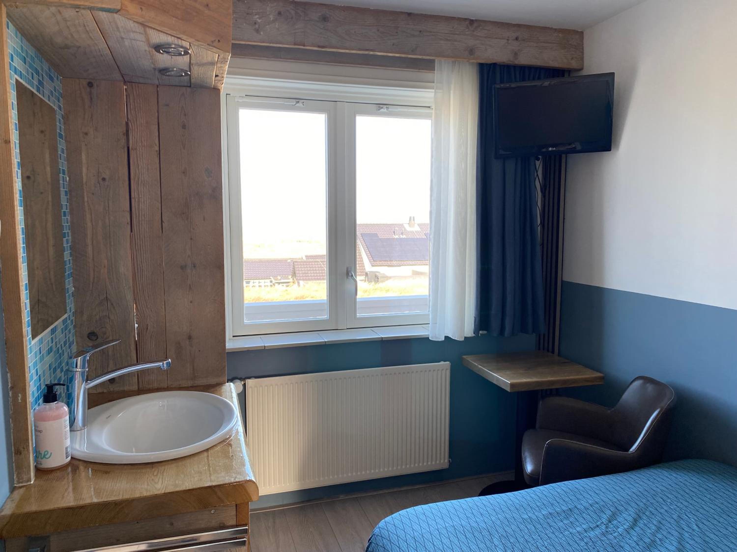 Single Room with Shared Bathroom photo 2
