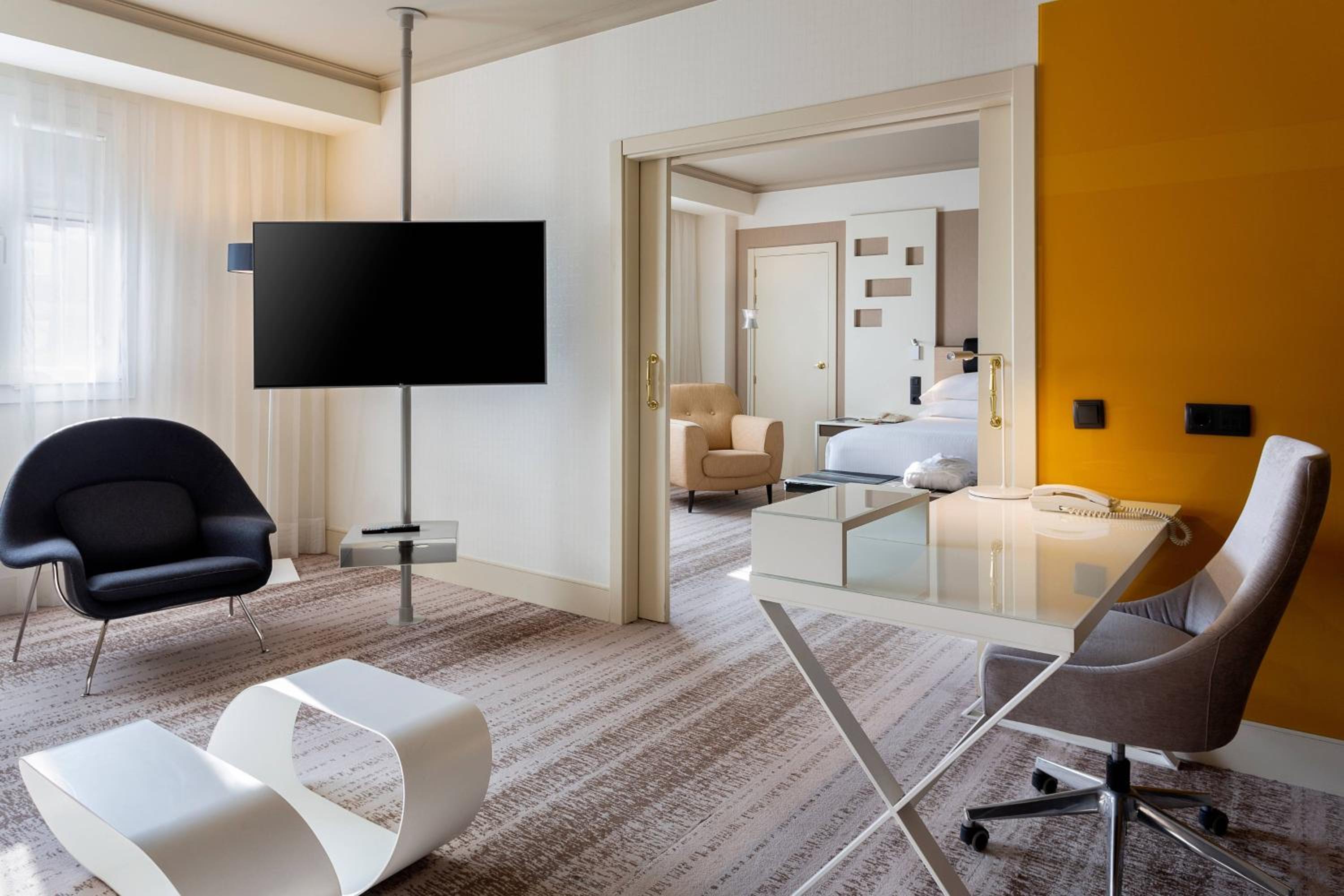Executive King Suite with Lounge Access - Photo 9