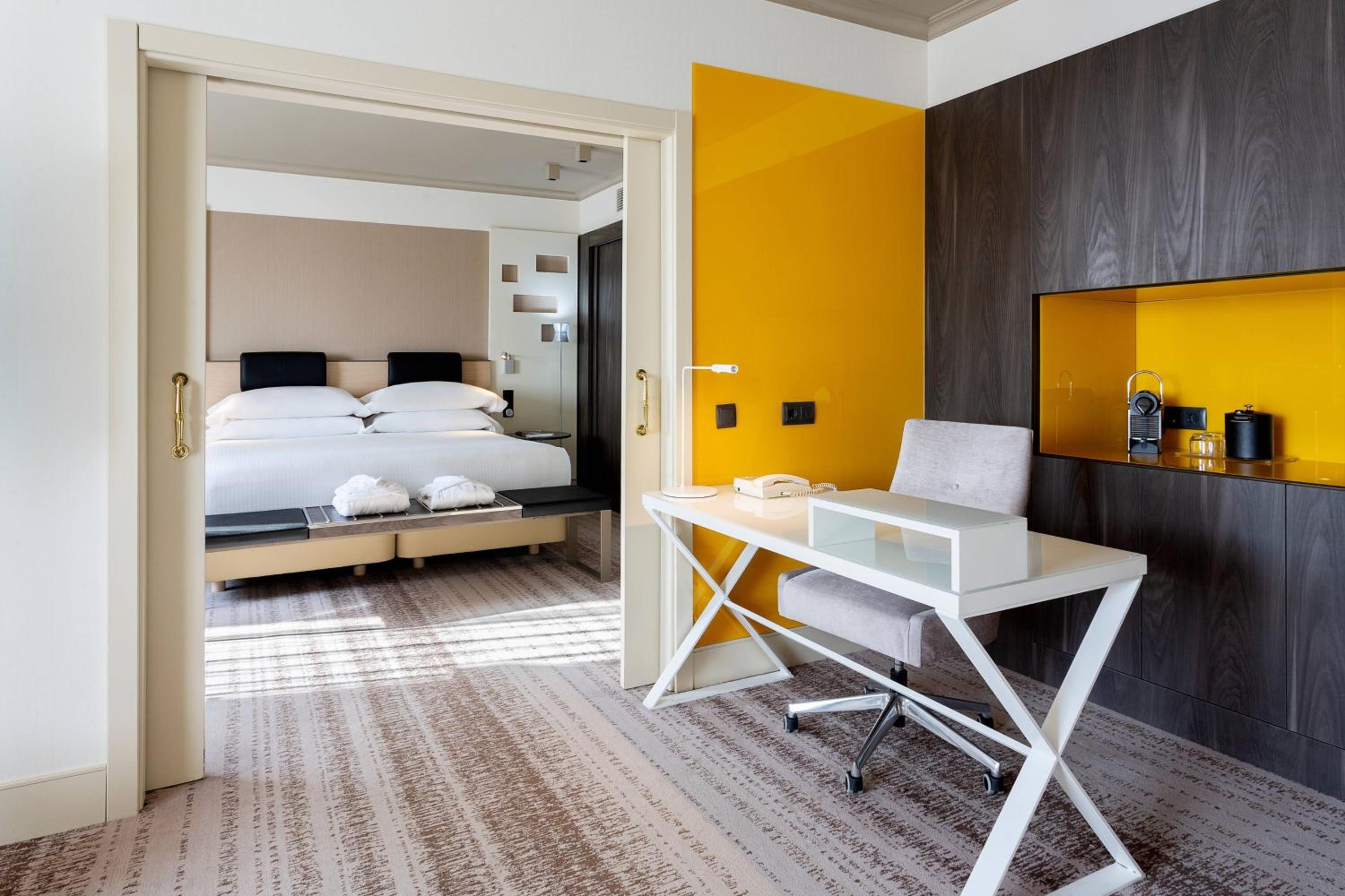Executive King Suite with Lounge Access - Photo 10