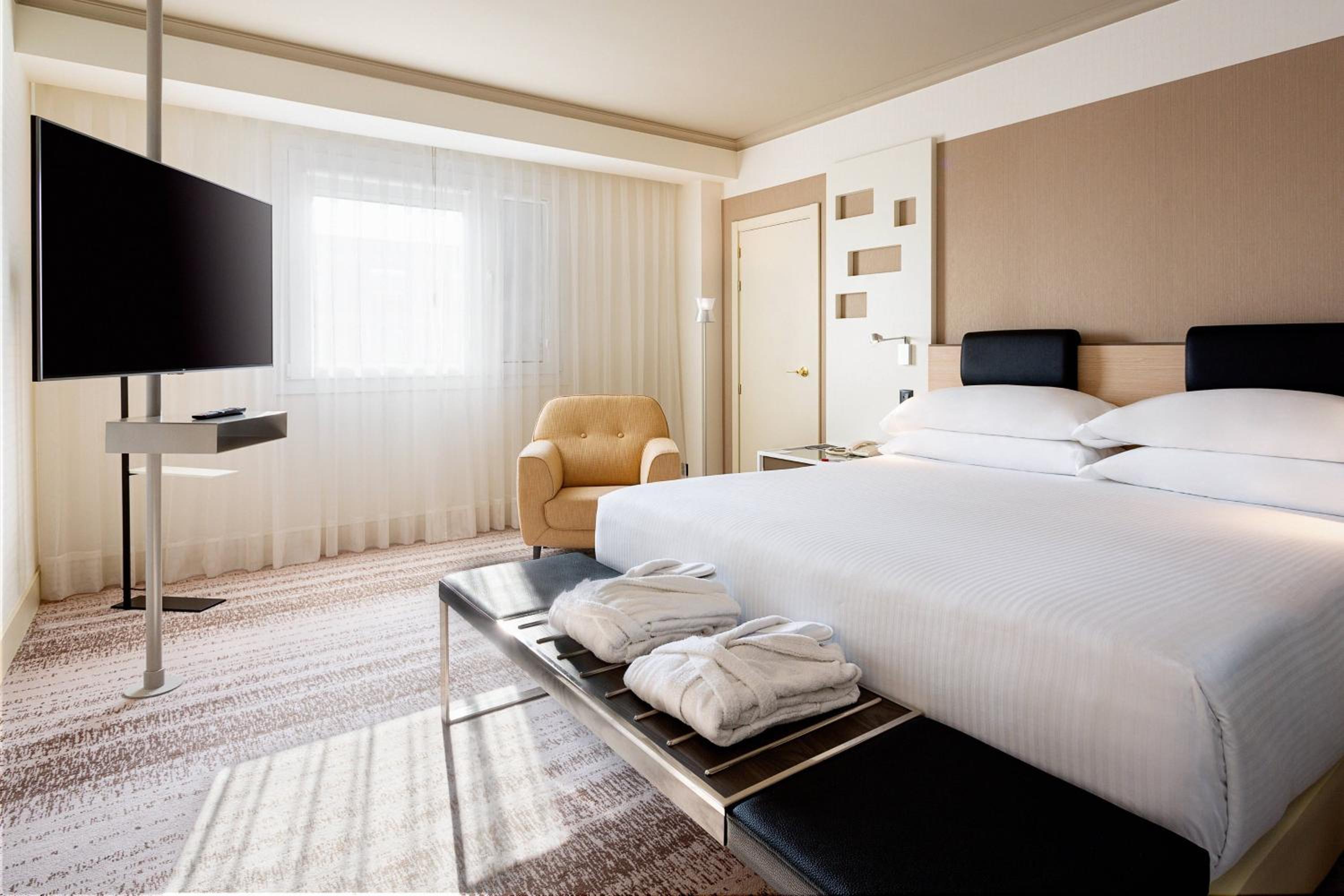 Executive King Suite with Lounge Access - Photo 8