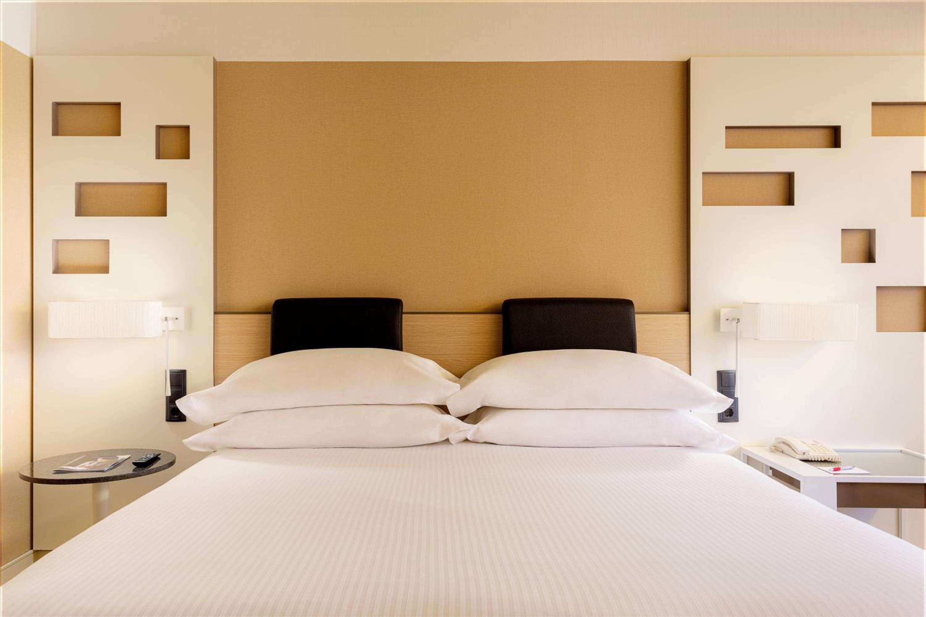Premium King Room - Photo 7