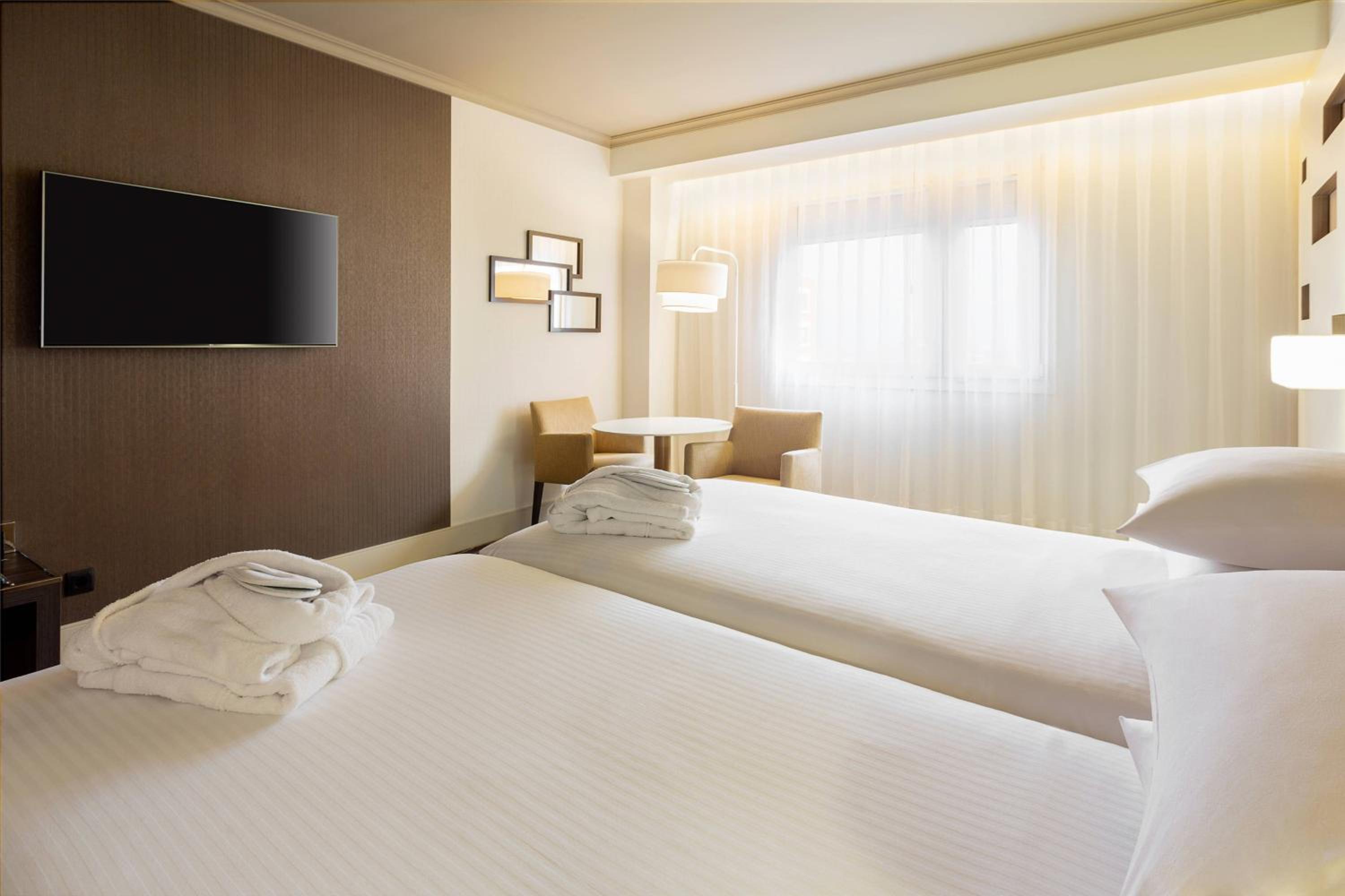 Executive Twin Room with Lounge Access and Parking included