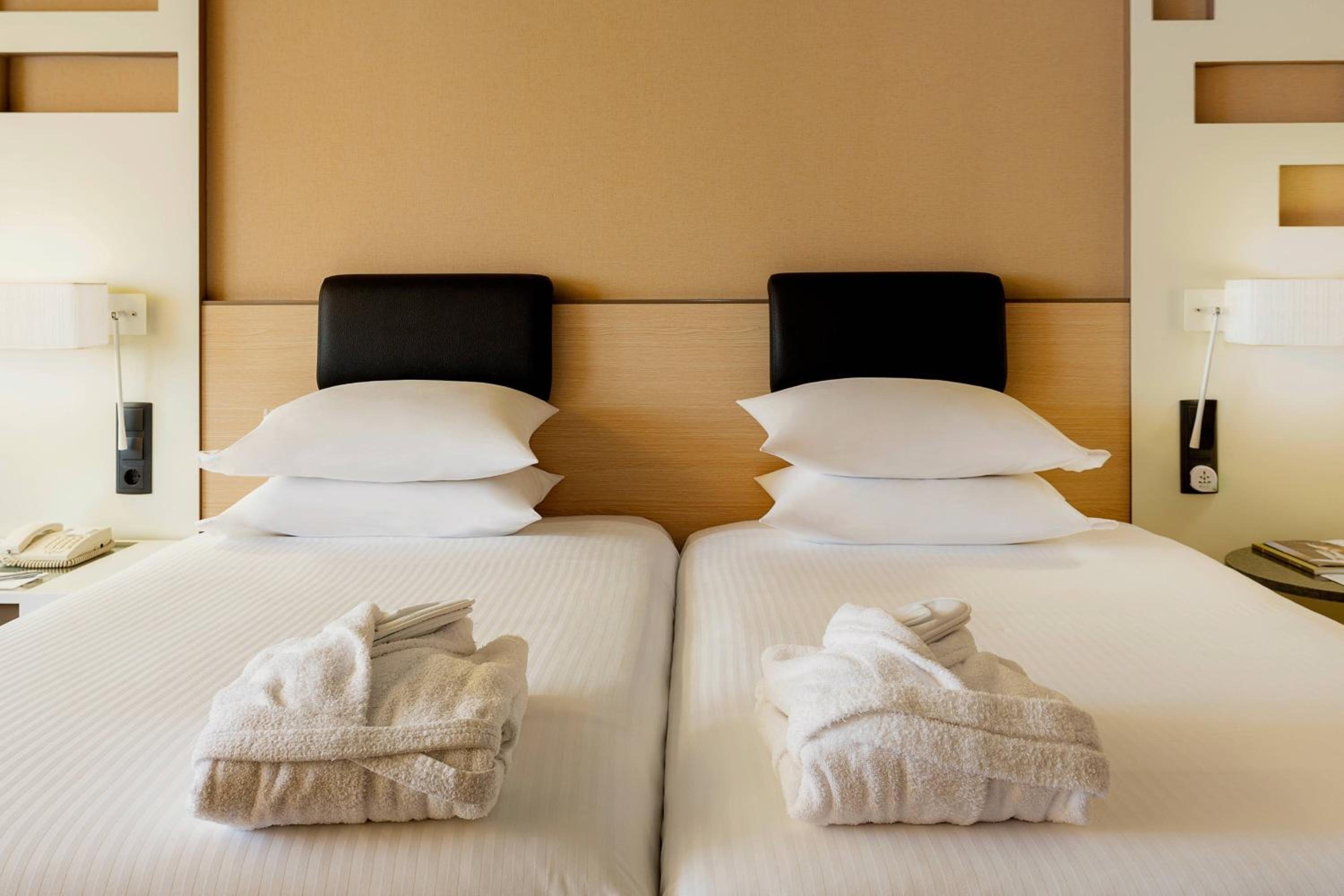 Executive Twin Room with Lounge Access and Parking included