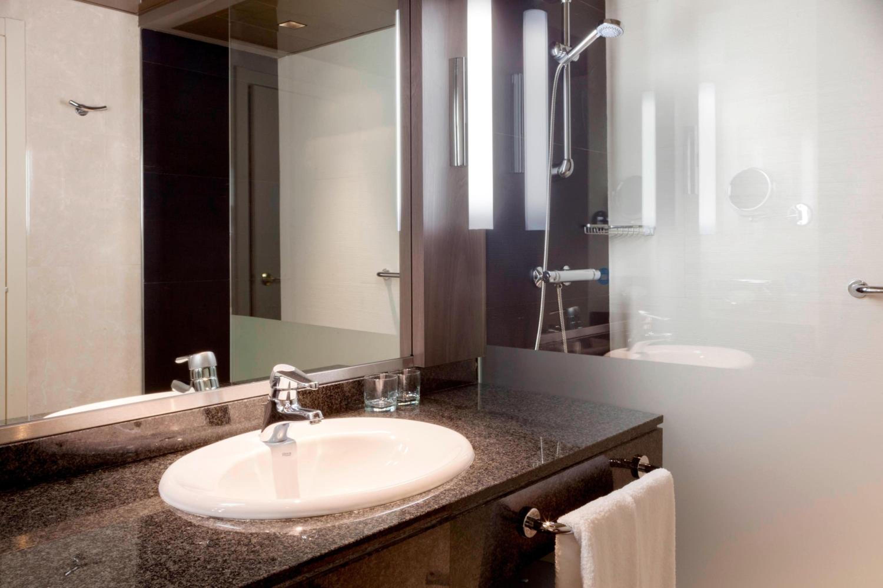Executive King Room with Lounge Access and Parking included thumbnail 5