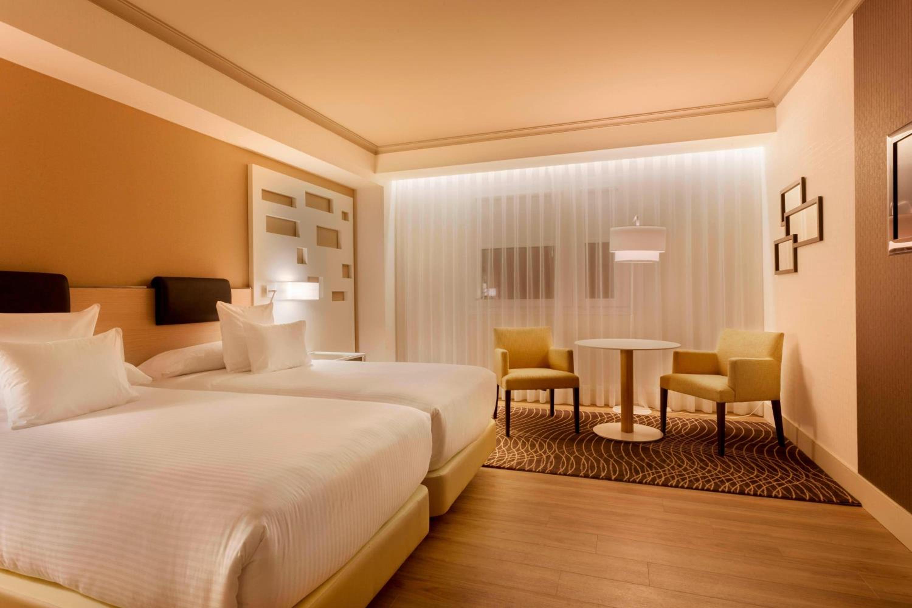 Premium Twin Room thumbnail 6