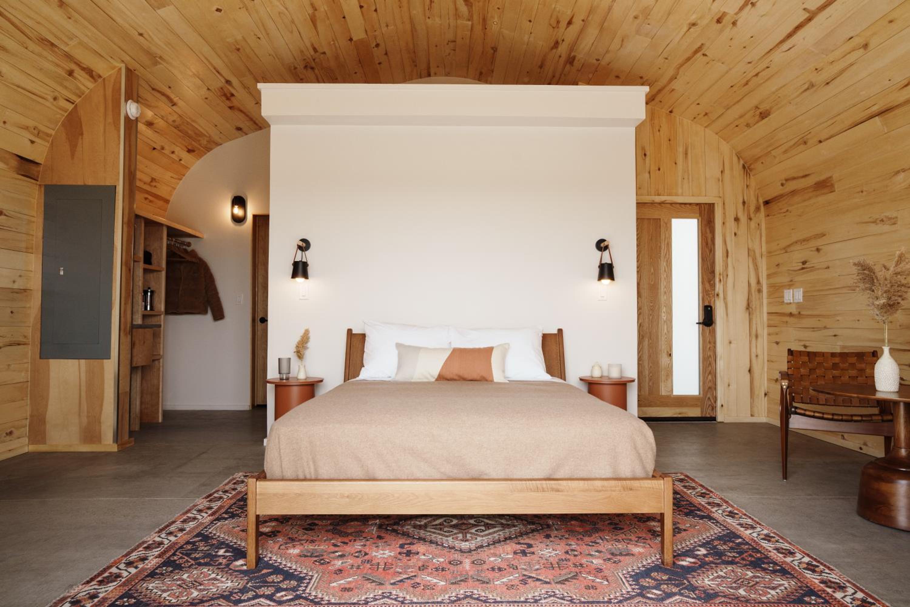 Suite - Photo 1