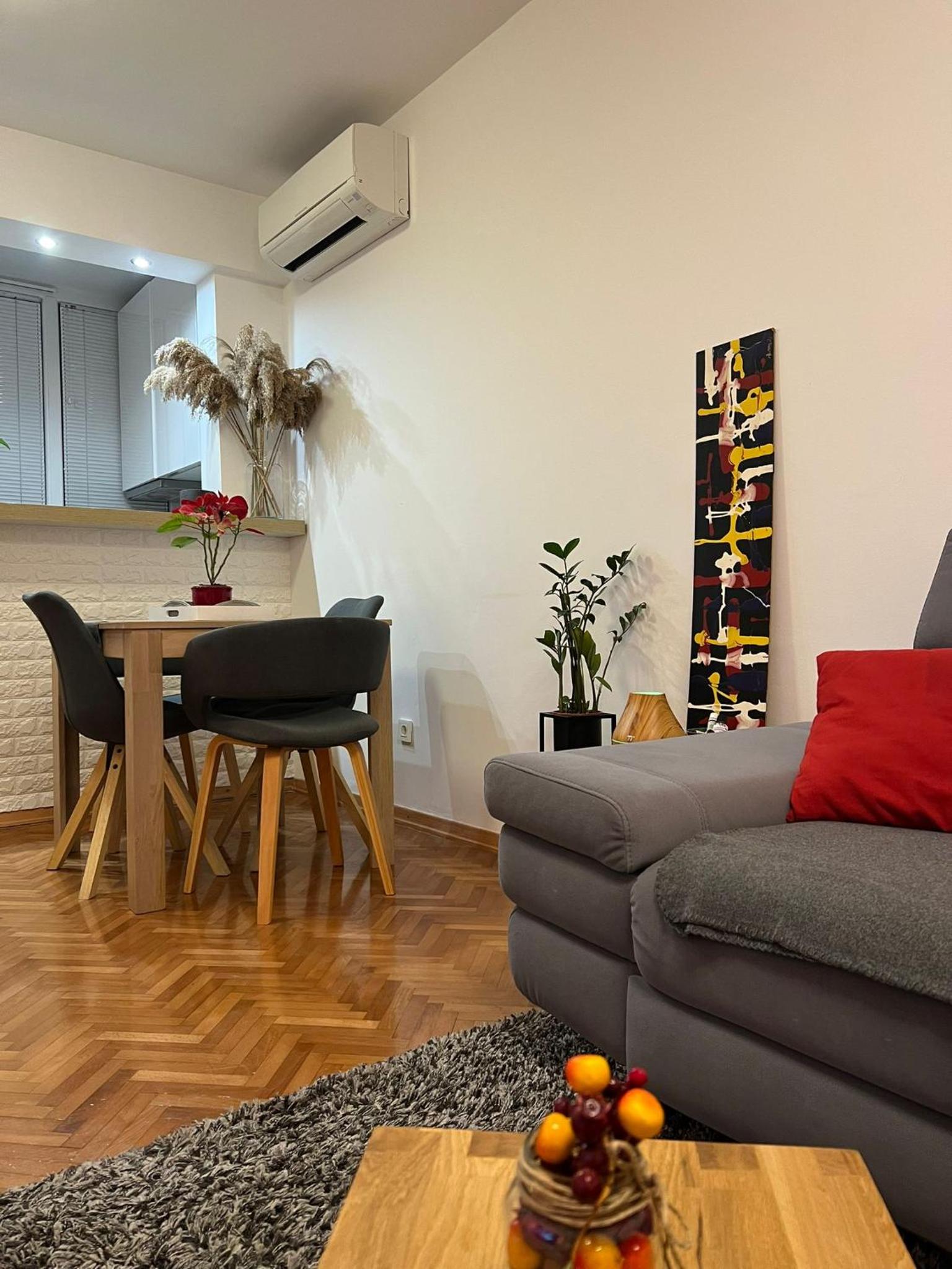 One-Bedroom Apartment photo 2