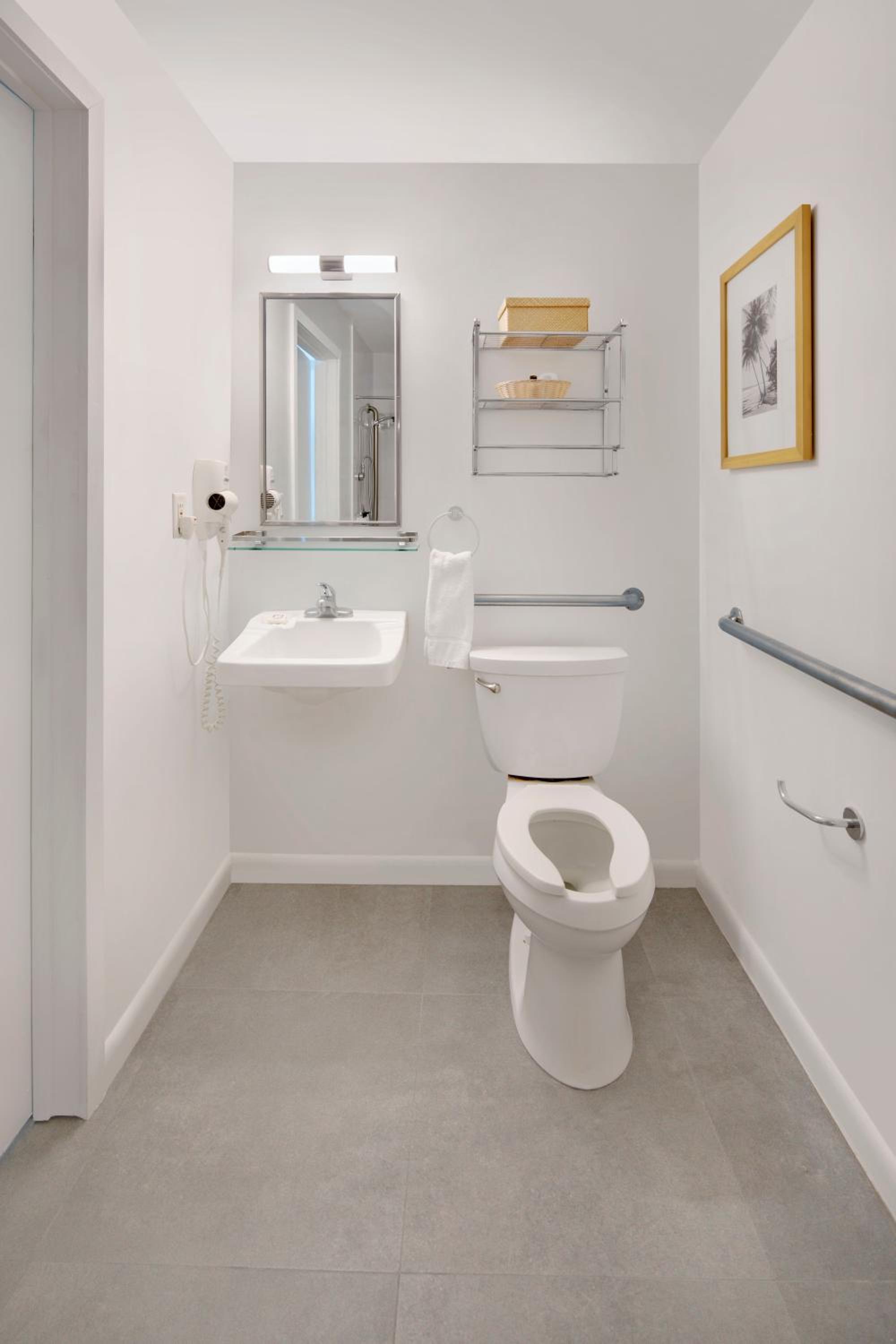 1 King Bed, Mobility/Hearing Accessible Room, Roll-In Shower, Non-Smoking - Photo 4