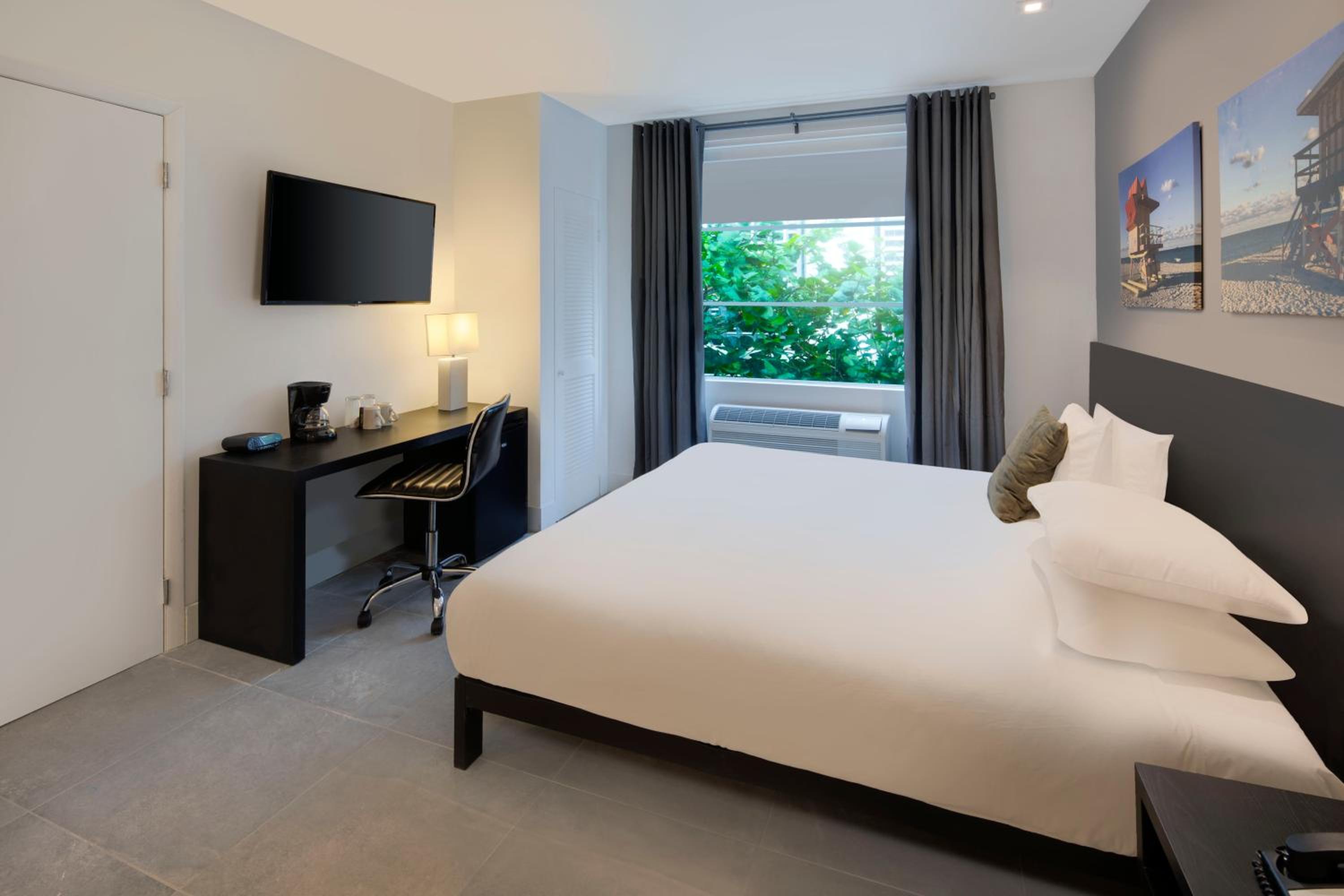 King Room - Non-Smoking - Photo 3