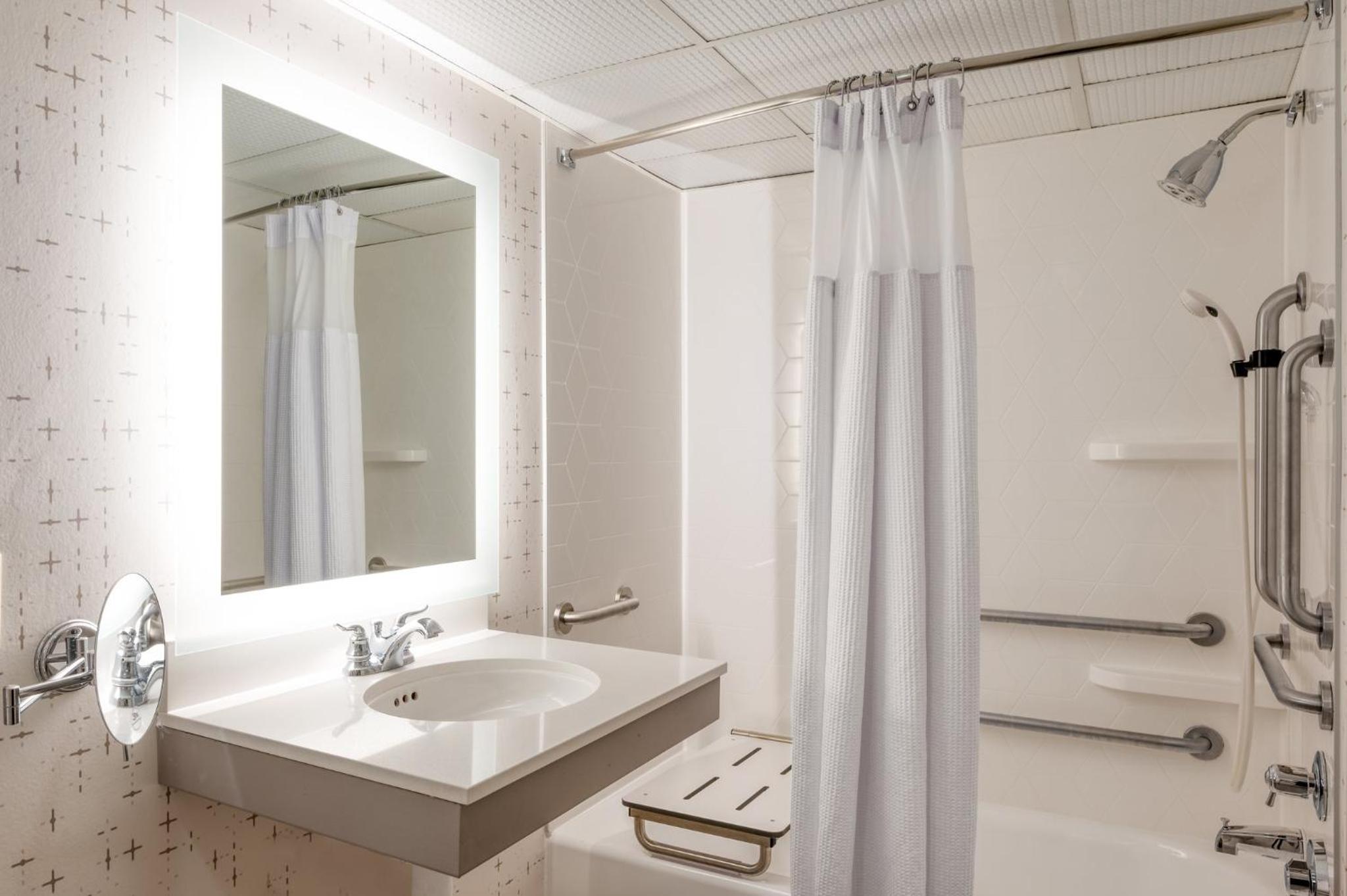 King Room - Mobility Access Tub - Non-Smoking - Photo 2