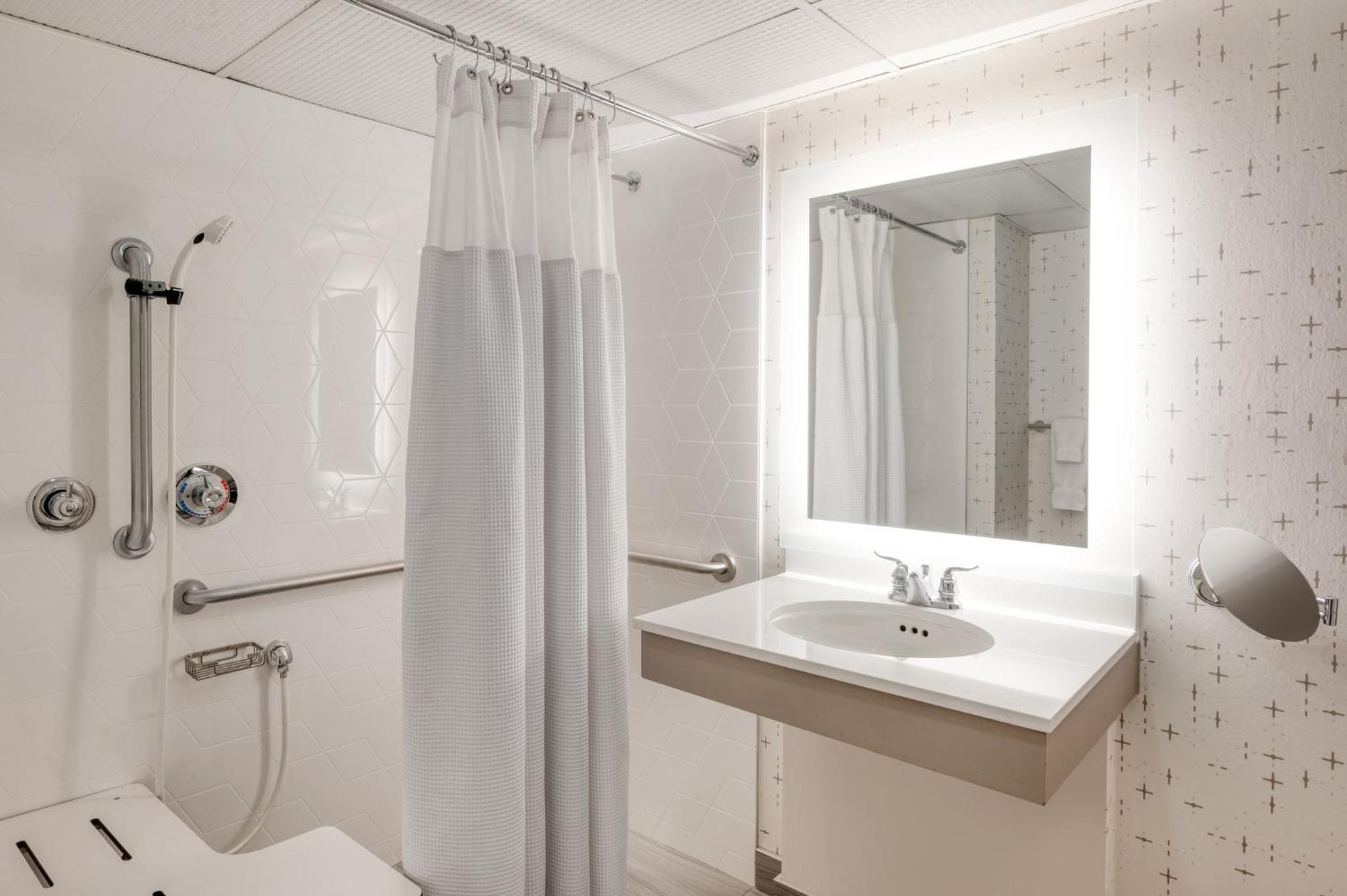 Standard Queen Room with Roll-in Shower - Mobility Access - Photo 2