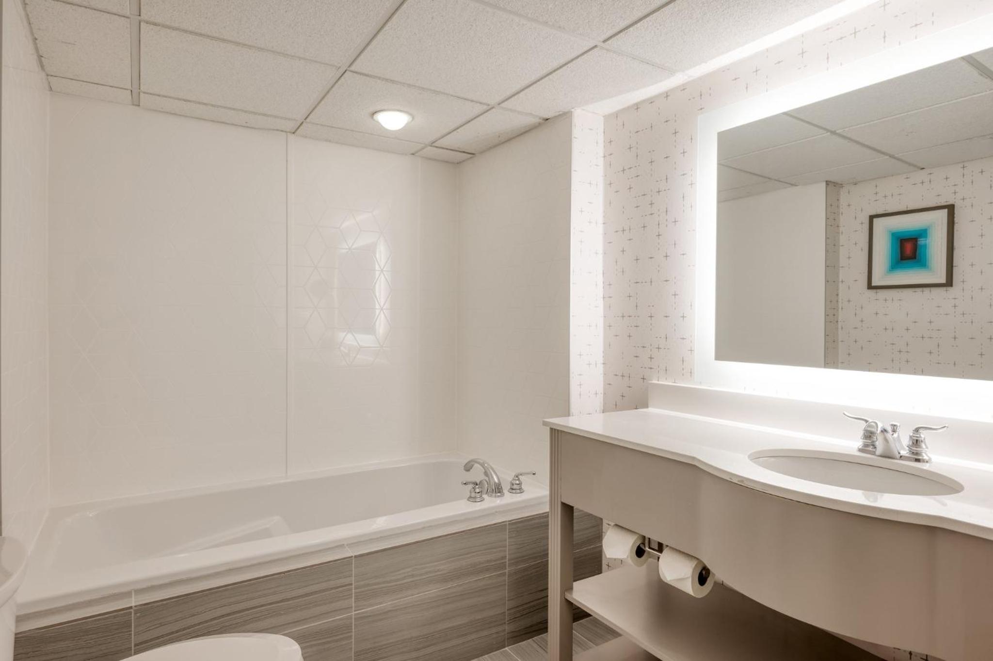 Standard King Room with Shower Bath - Photo 5