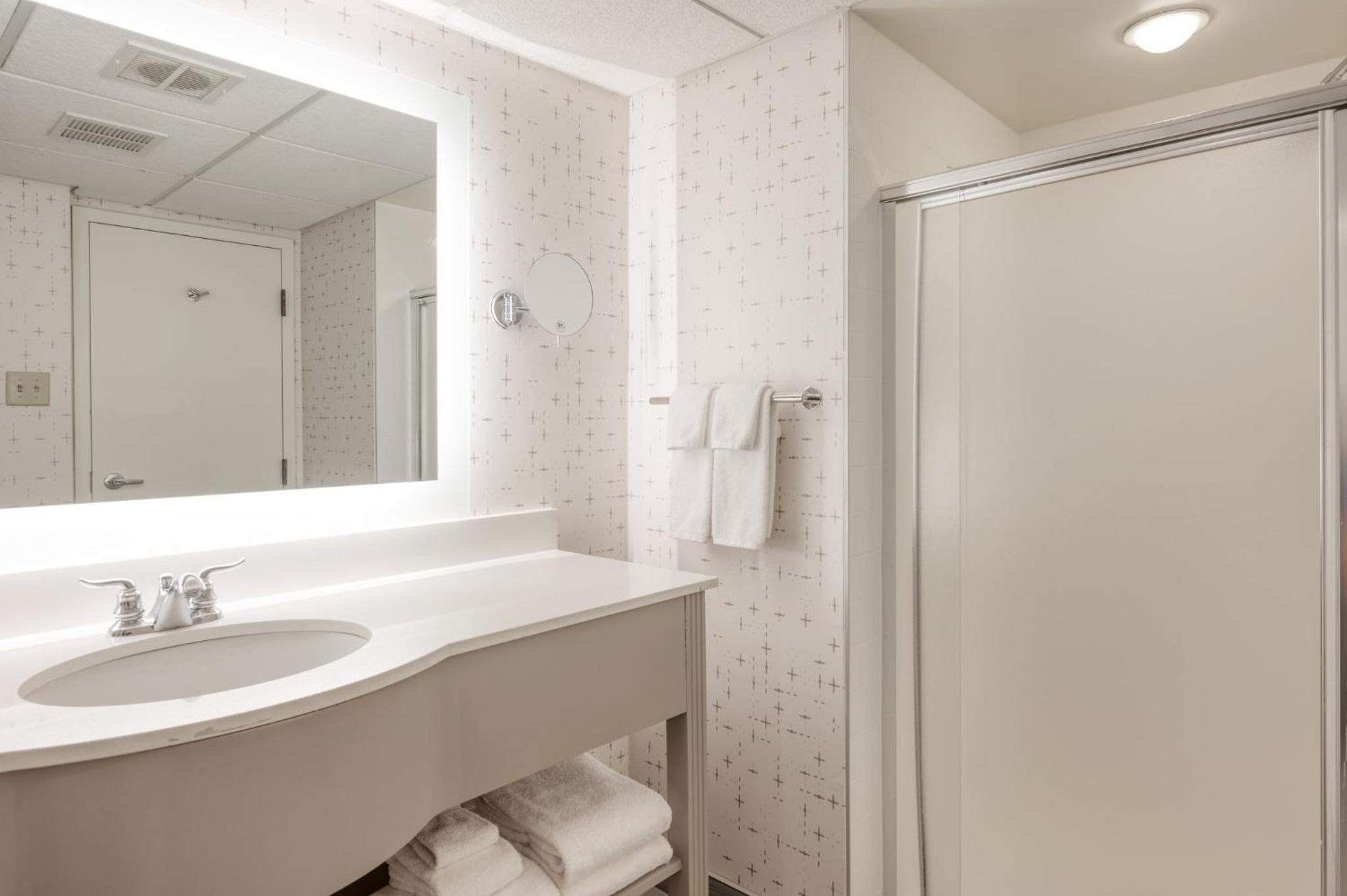 Standard King Room with Shower Bath - Photo 3