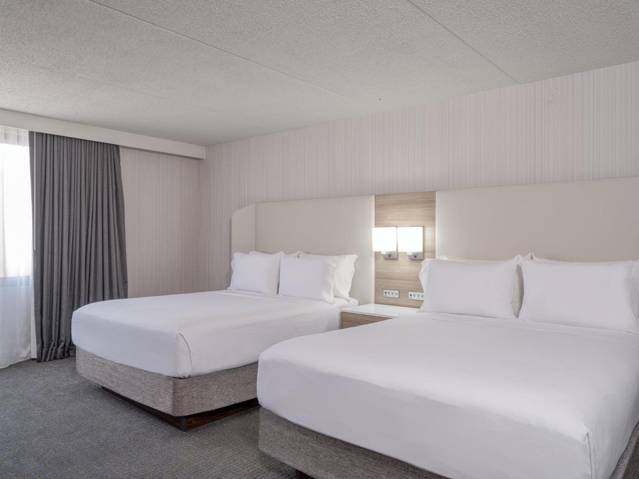 Standard Queen Room with Two Queen Beds - Photo 3