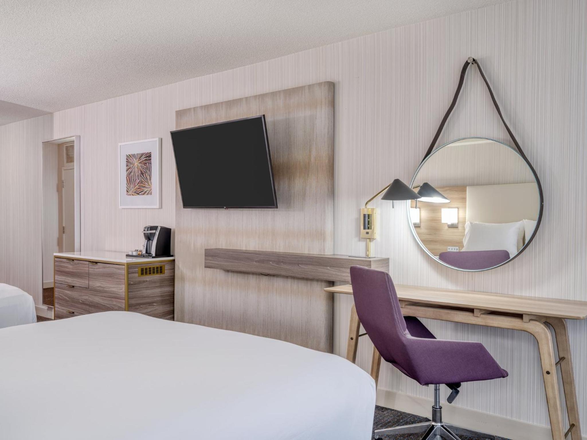 Standard Queen Room with Roll-in Shower - Mobility Access - Photo 1
