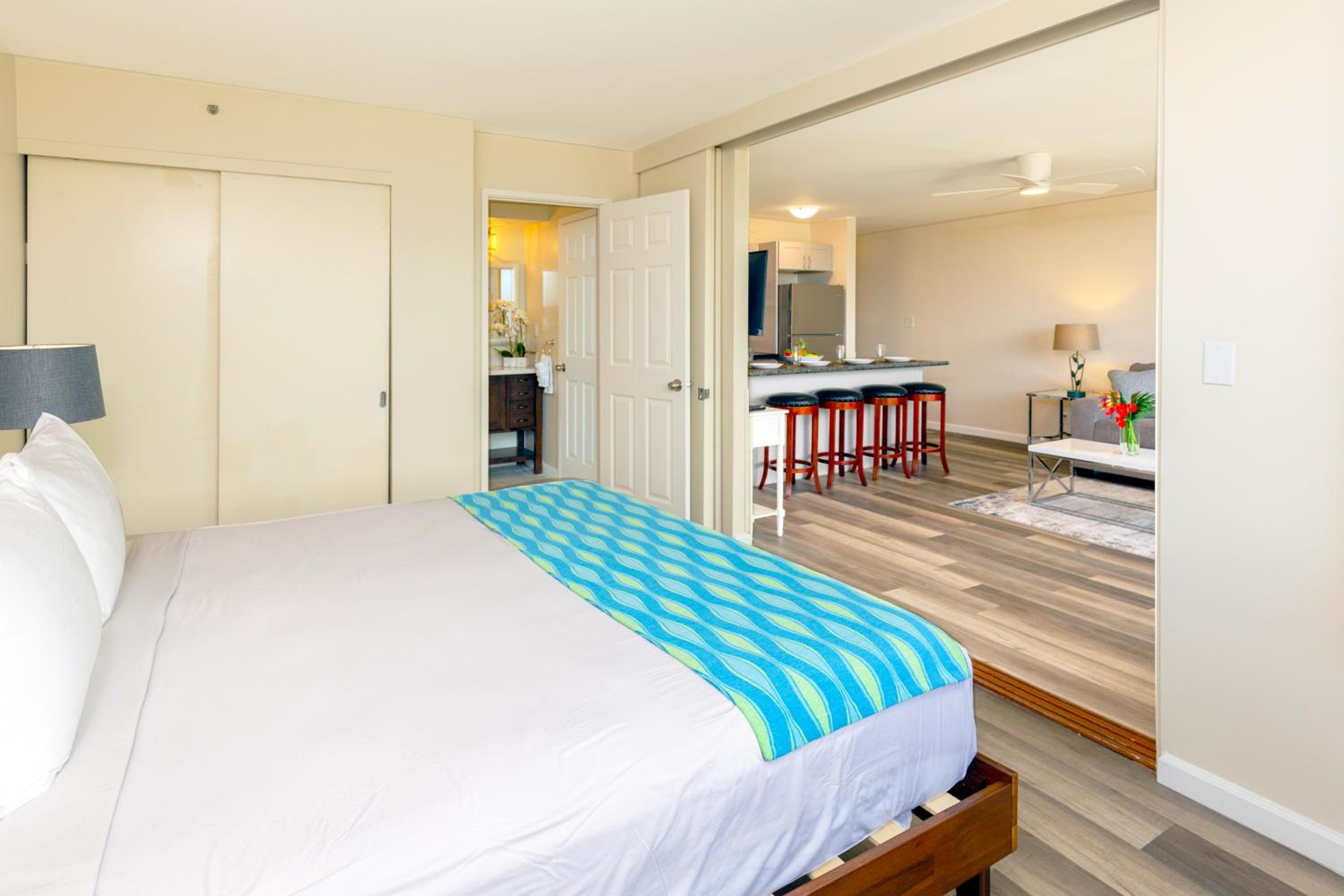 Panoramic Mountain View Condo with Free Parking!: One-Bedroom Apartment photo