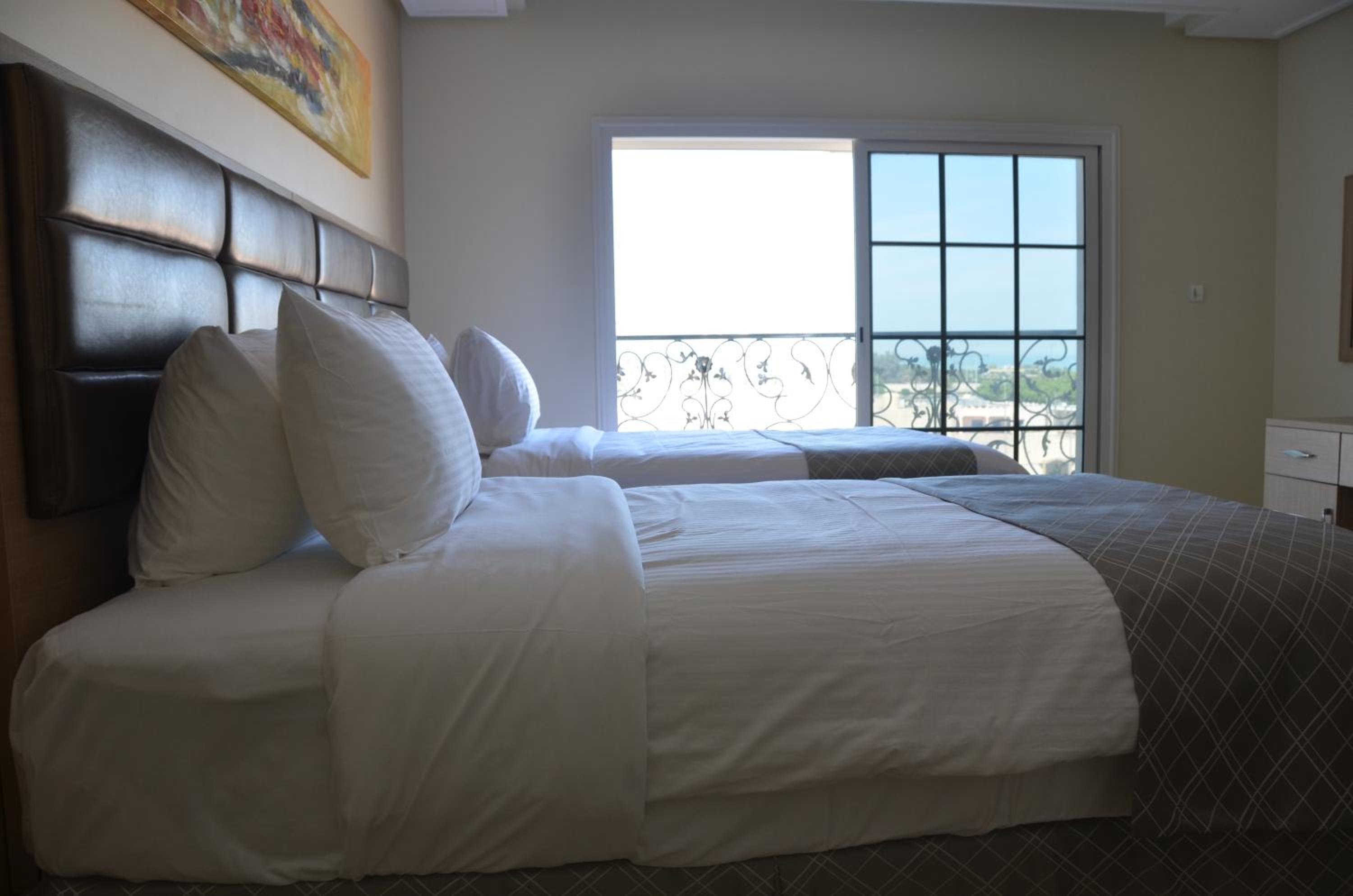 Deluxe Family Room with City View (without living room) - Photo 4