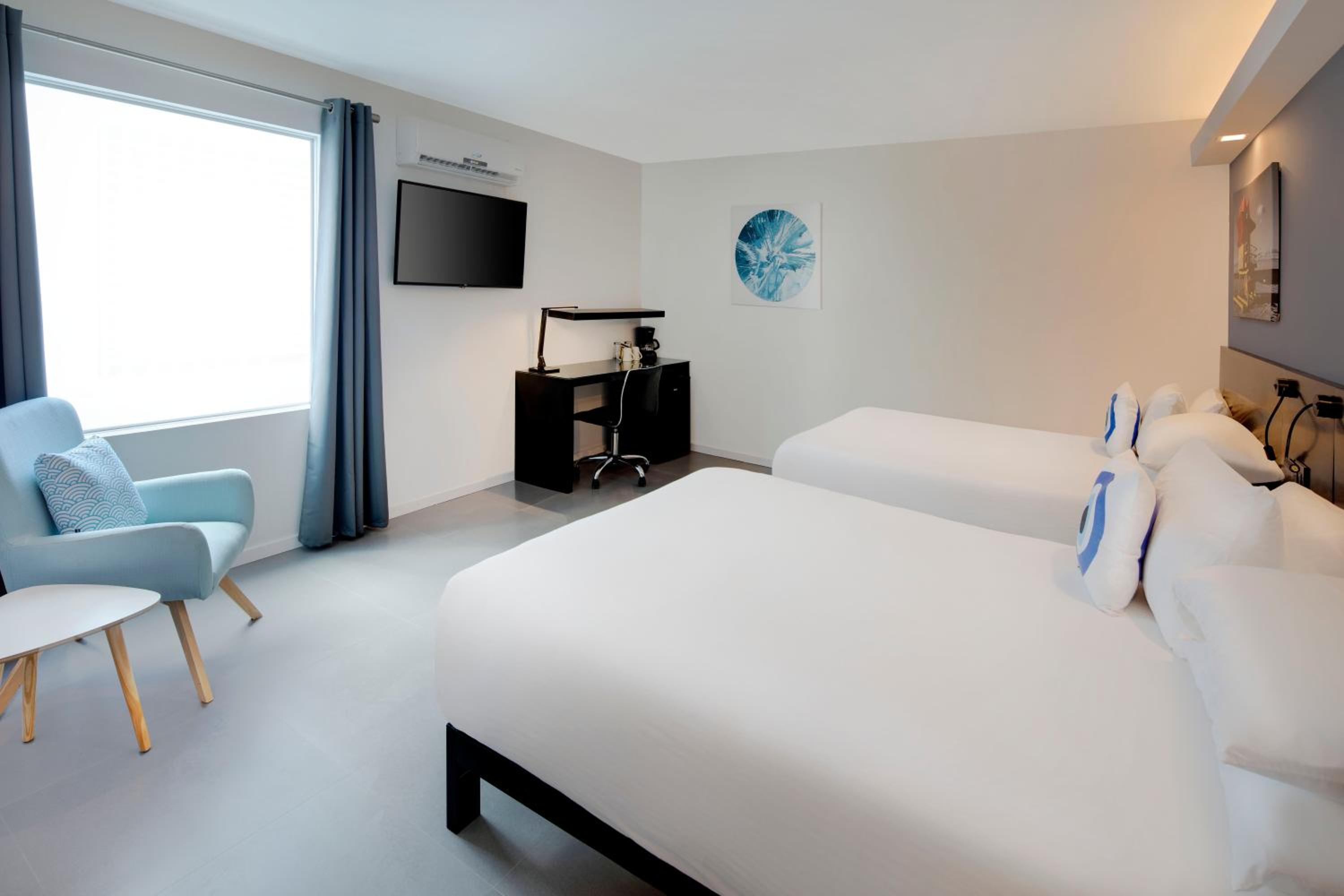 Queen Room with Two Queen Beds - Non-Smoking - Photo 3