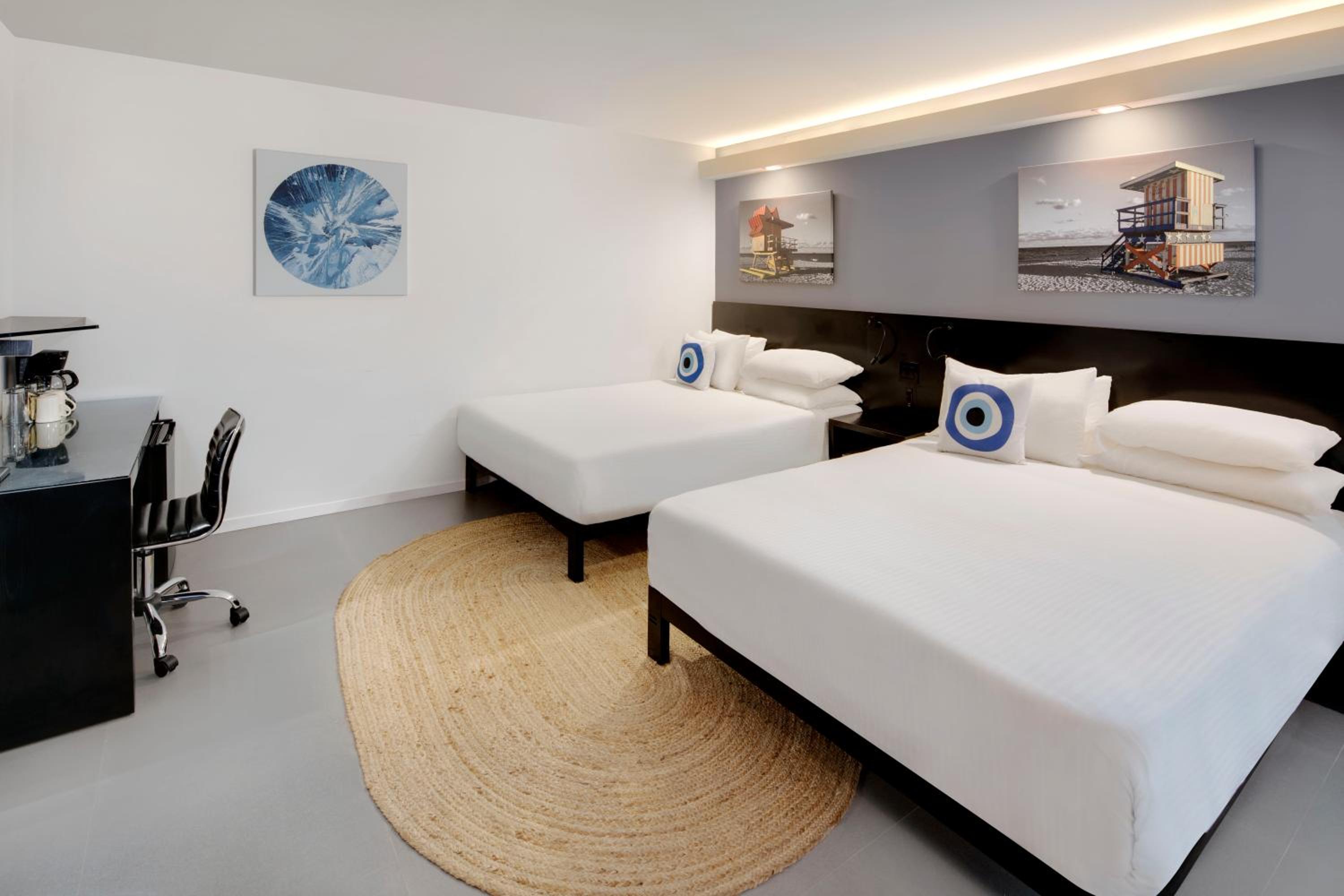 Queen Room with Two Queen Beds - Non-Smoking - Photo 2