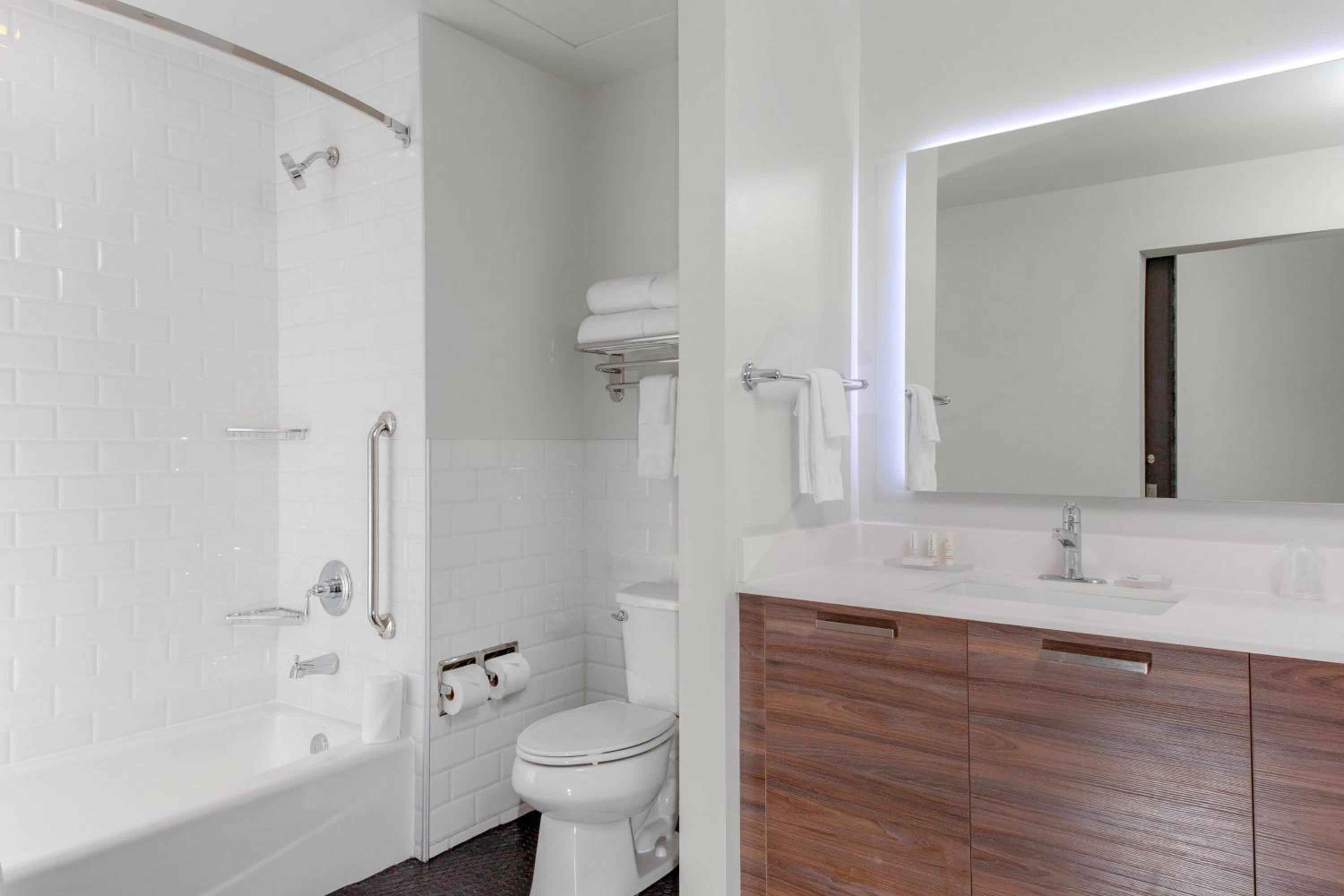 Executive Queen Suite With Roll-In Shower - Mobility And Hearing Accessible photo 2