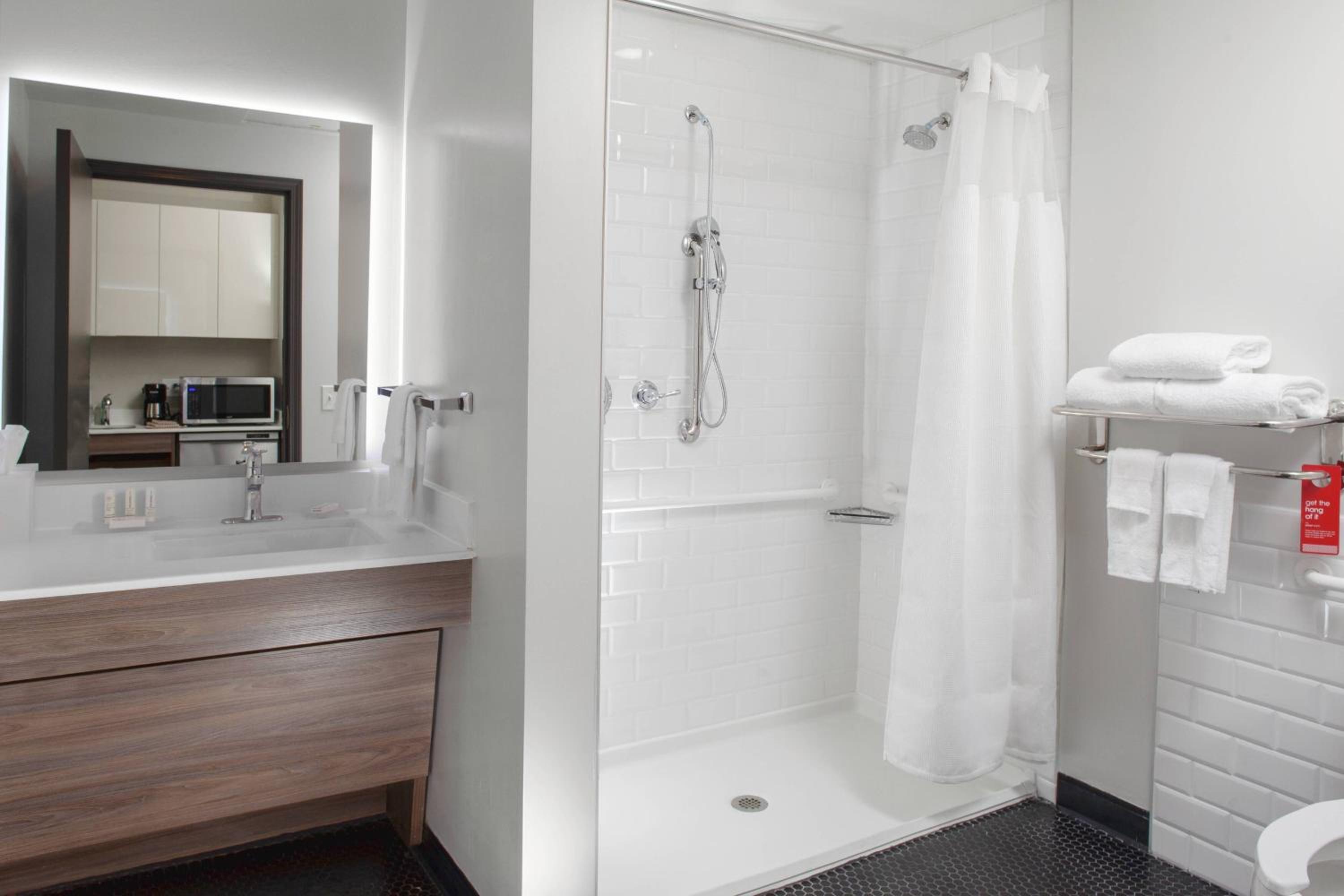 Executive King Suite With Sofa-Bed And Roll-In Shower - Mobility And Hearing Accessible photo 2