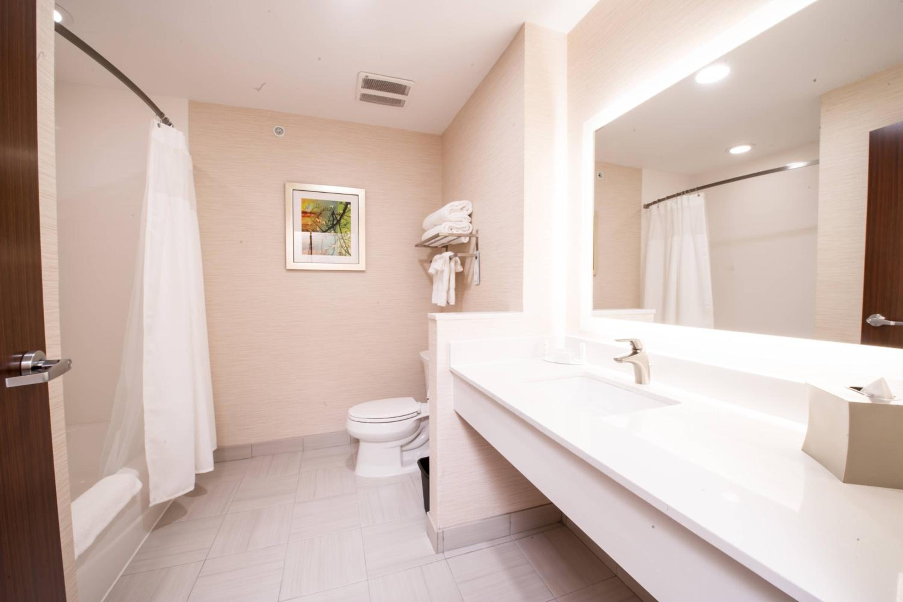 Queen Room with Two Queen Beds and Roll-in Shower - Mobility and Hearing Accessible photo 3