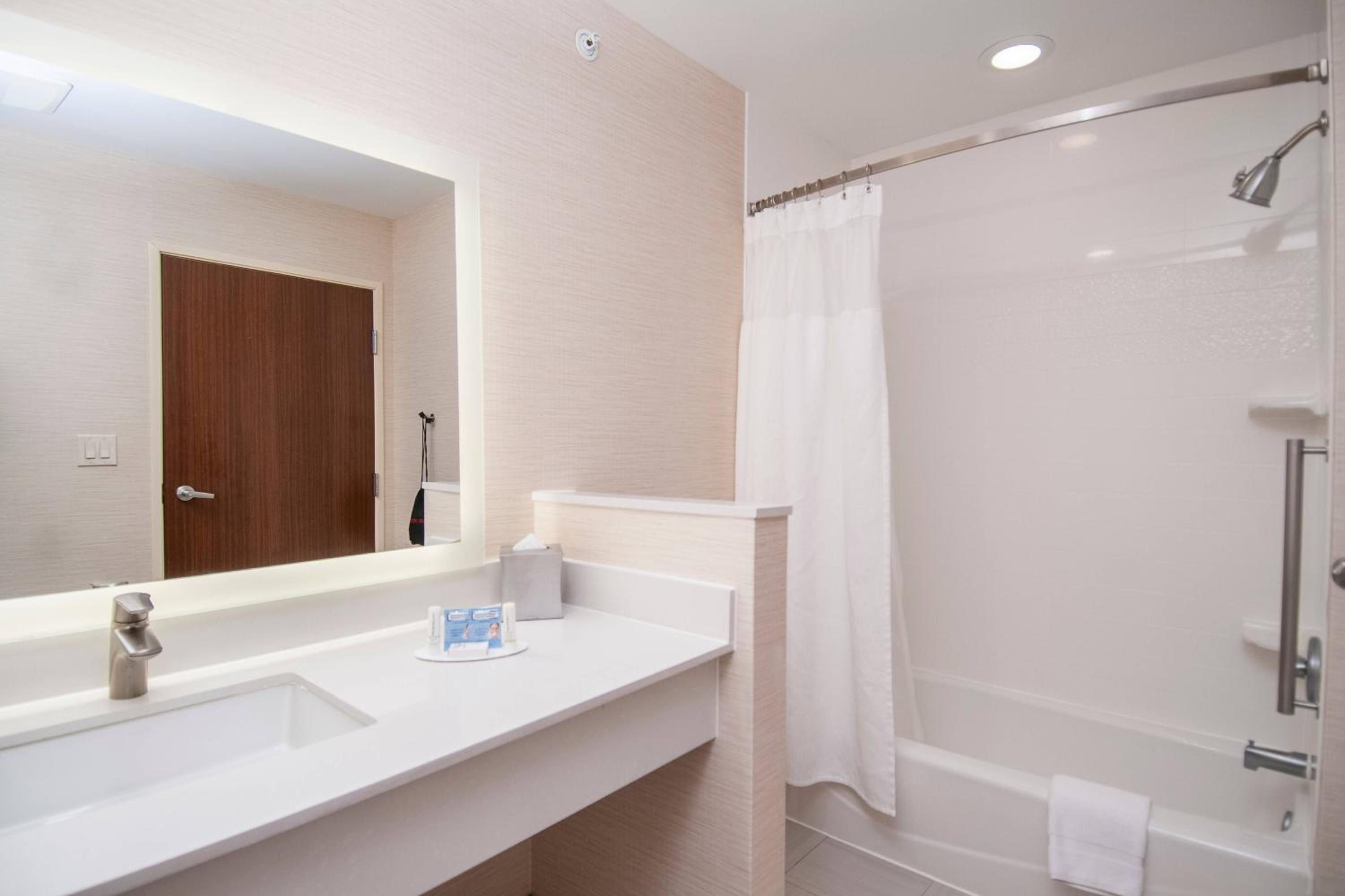 Queen Room with Two Queen Beds and Roll-in Shower - Mobility and Hearing Accessible photo 2