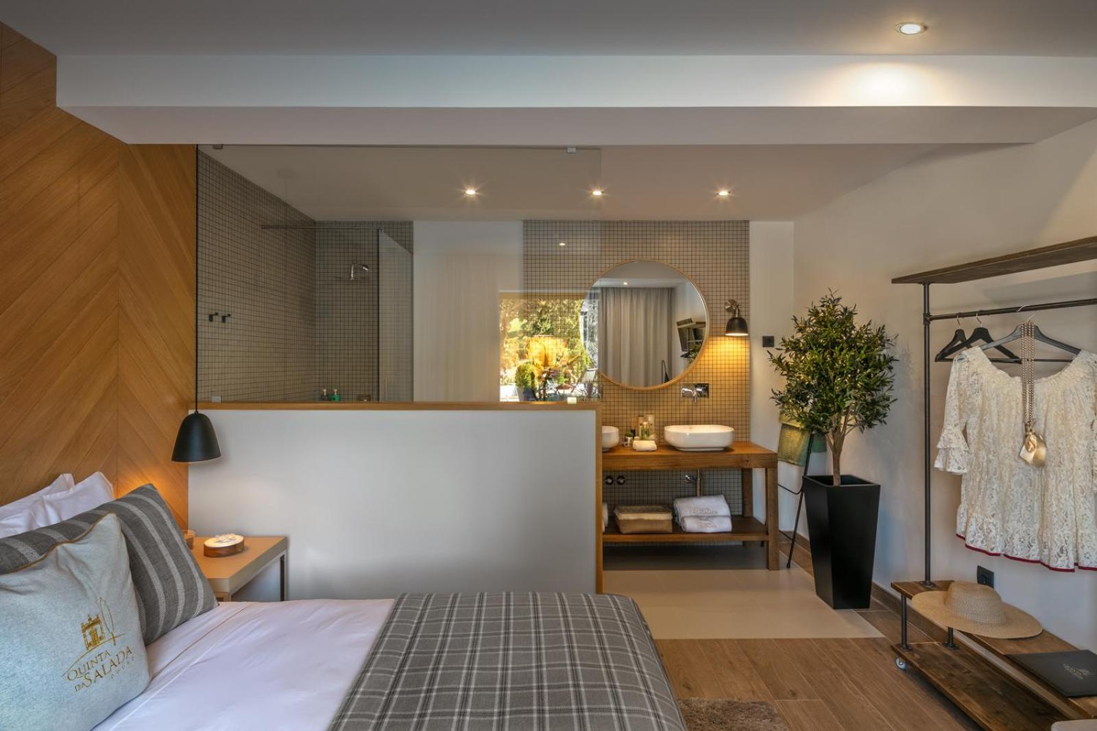 Standard King Room - Photo 14