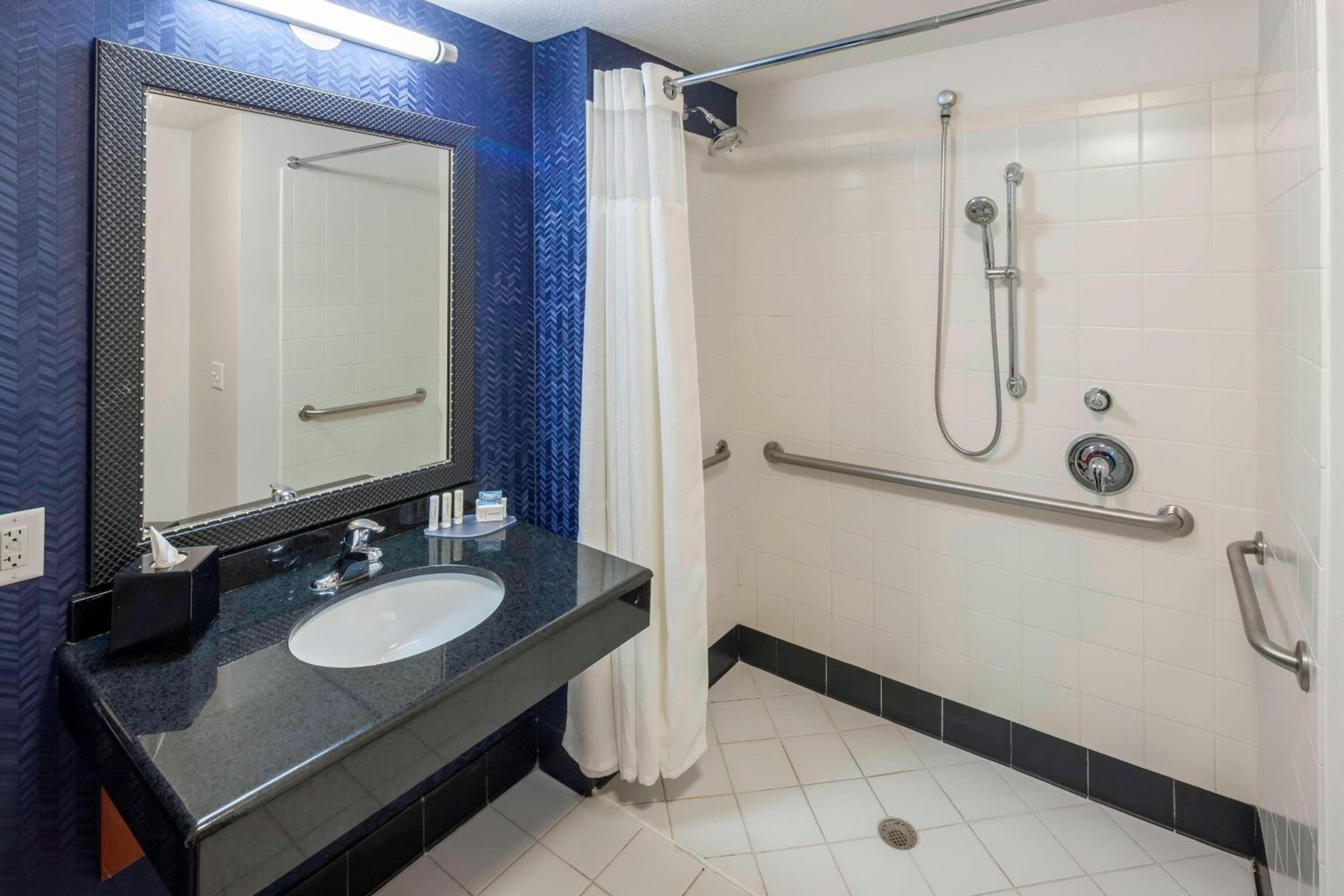 Double Room with Two Double Beds and Adapted Tub - Mobility and Hearing Accessible - Photo 3