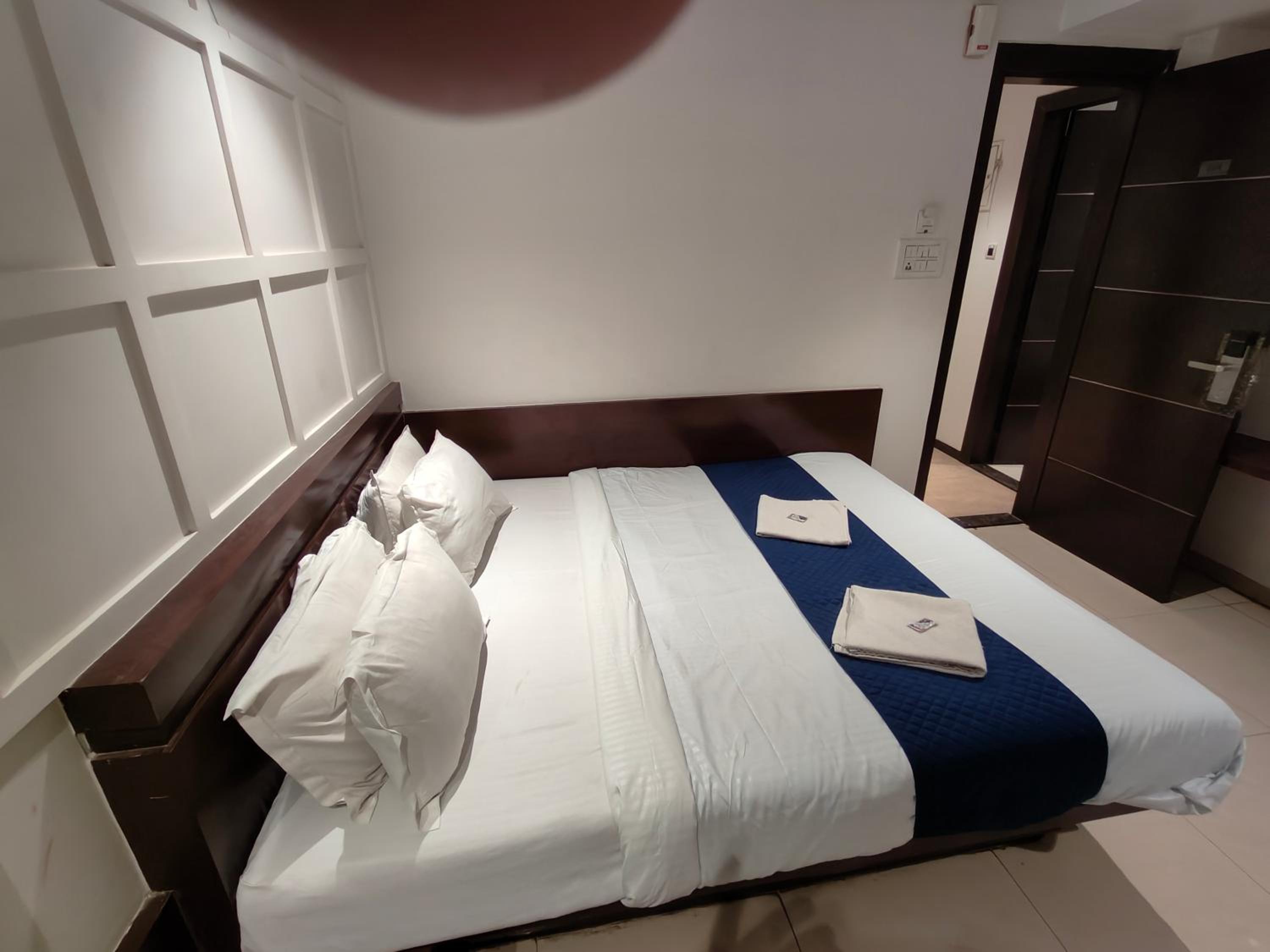 2 Bed Non A/C Room - Photo 11