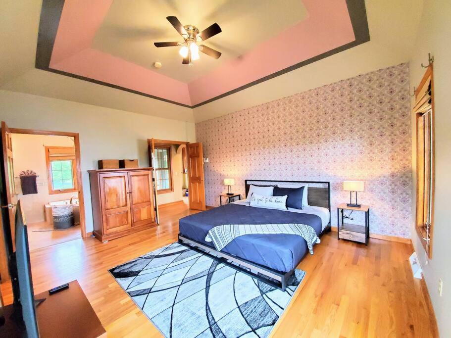 Five-Bedroom House photo 1
