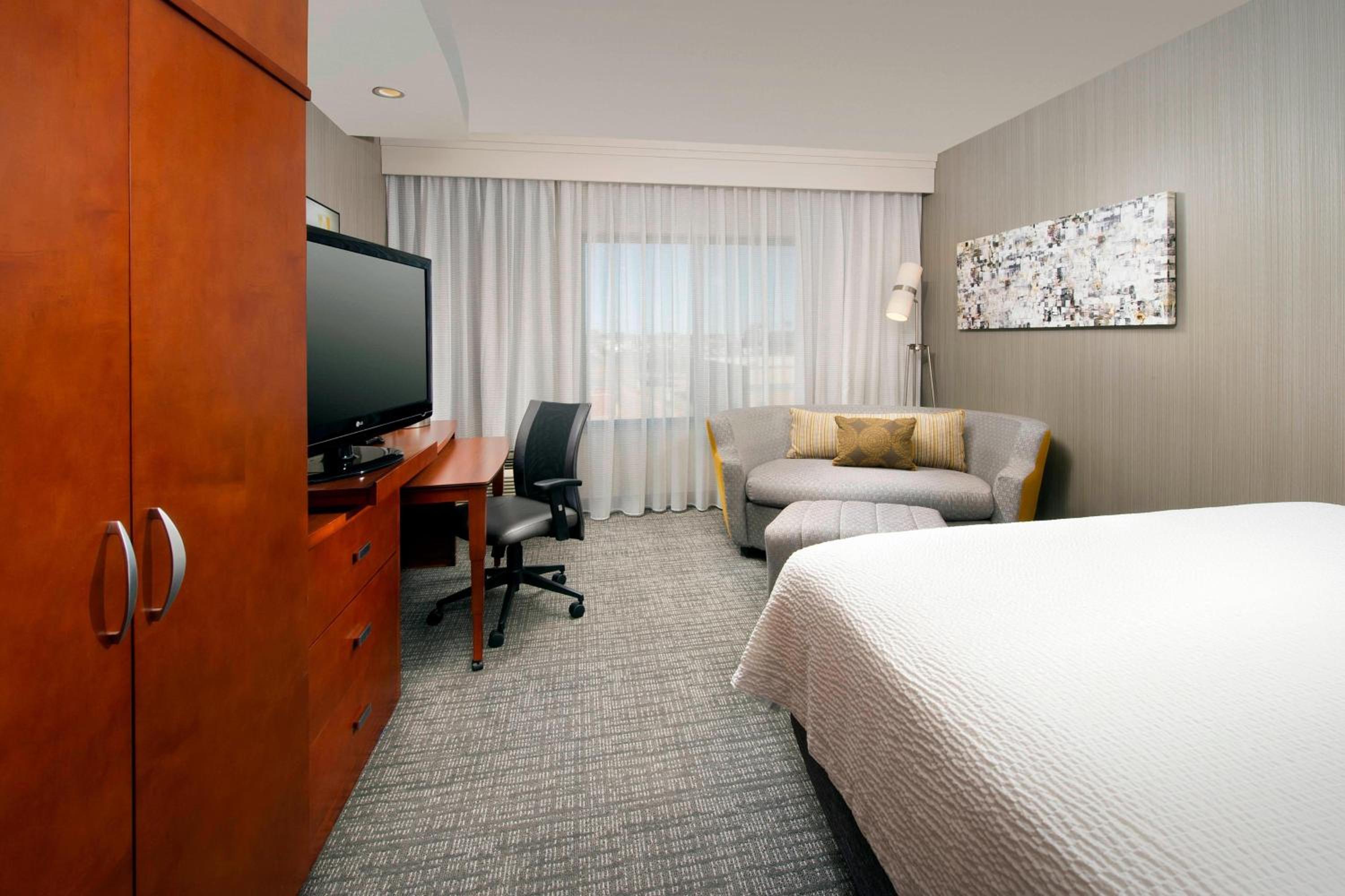 King Room with Sofa Bed - Photo 1