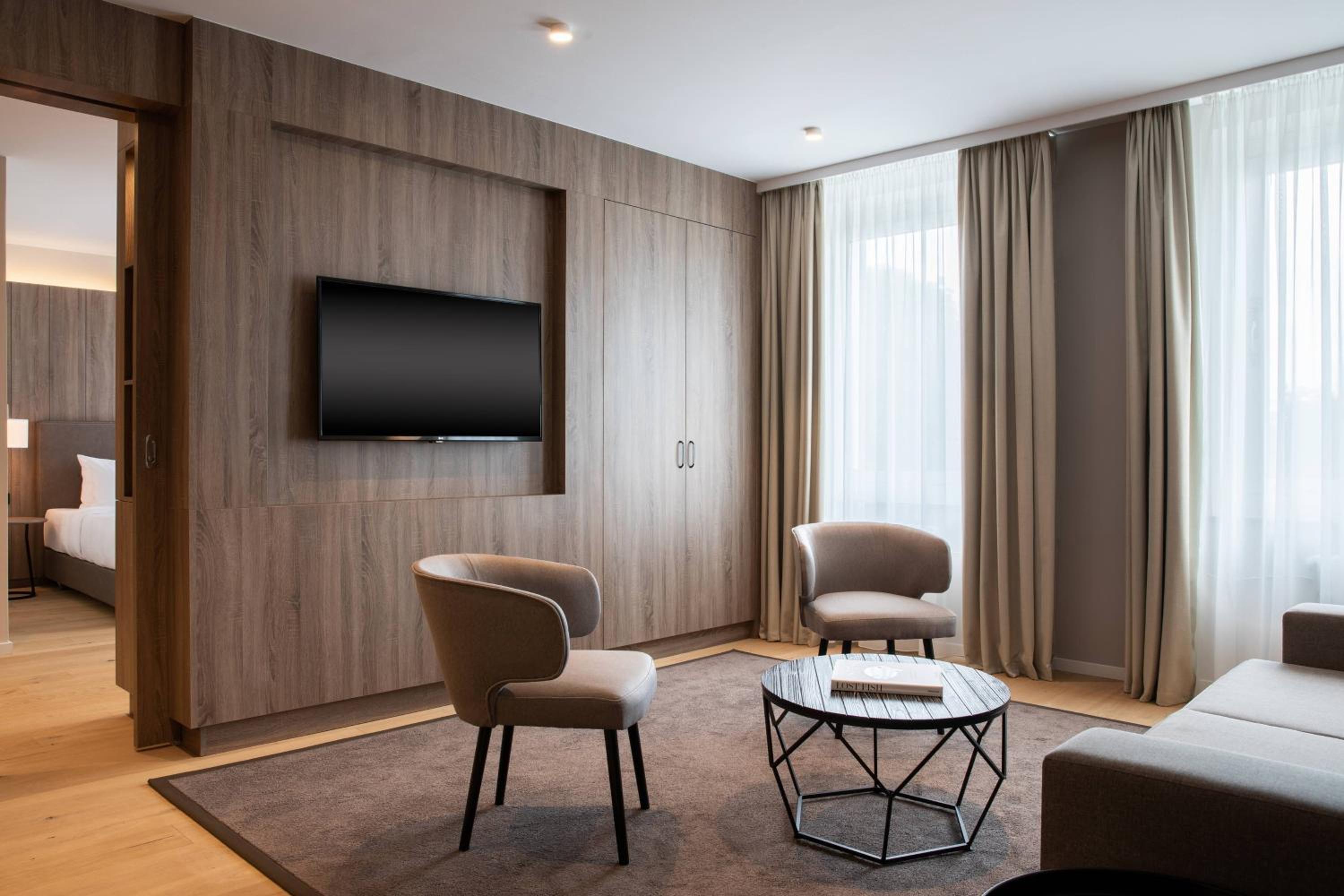 King Suite with Sofa Bed thumbnail 5